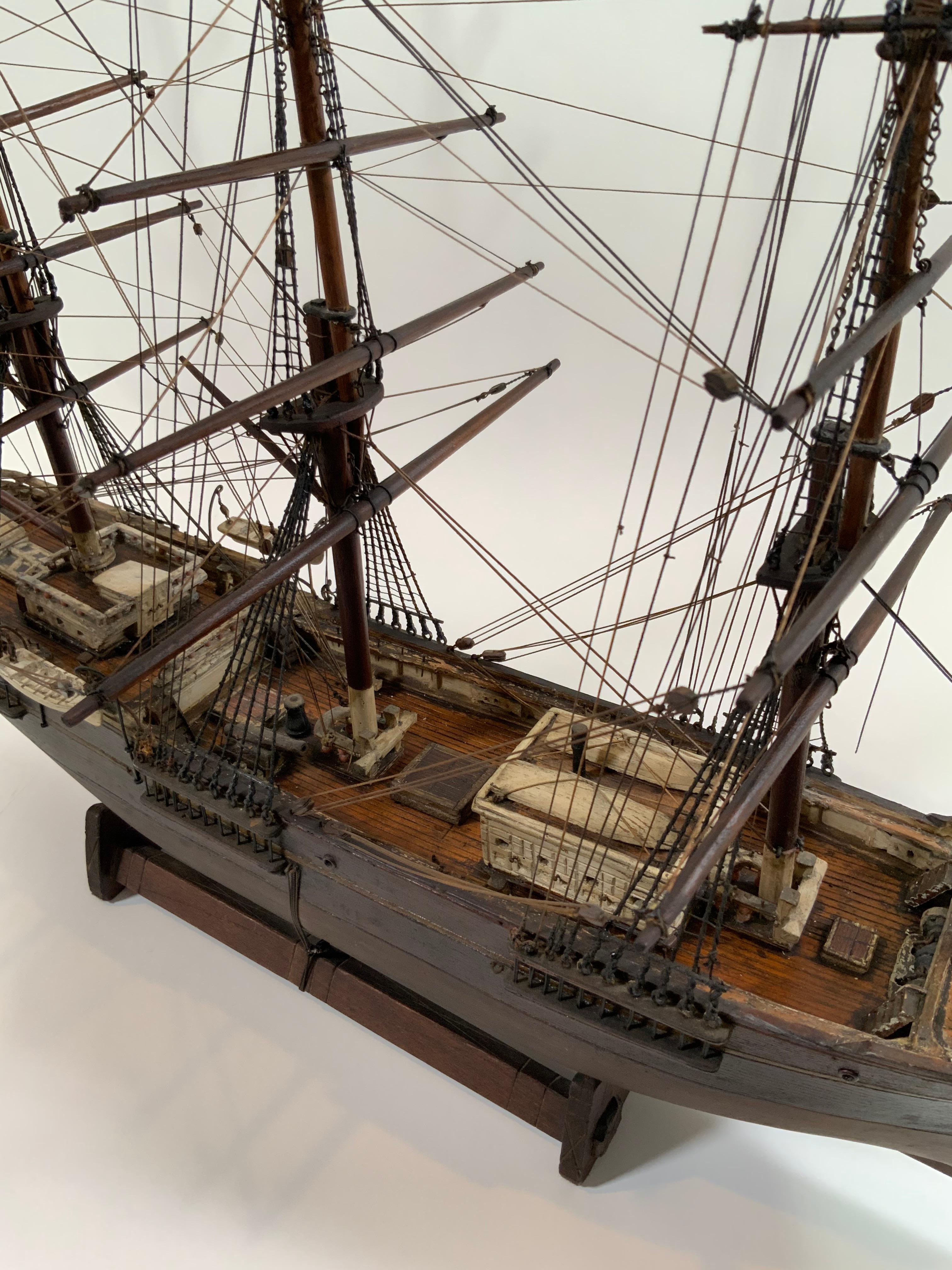 Schiffsmodell aus dem neunzehnten Jahrhundert in Originalfarbe (Spätes 19. Jahrhundert) im Angebot