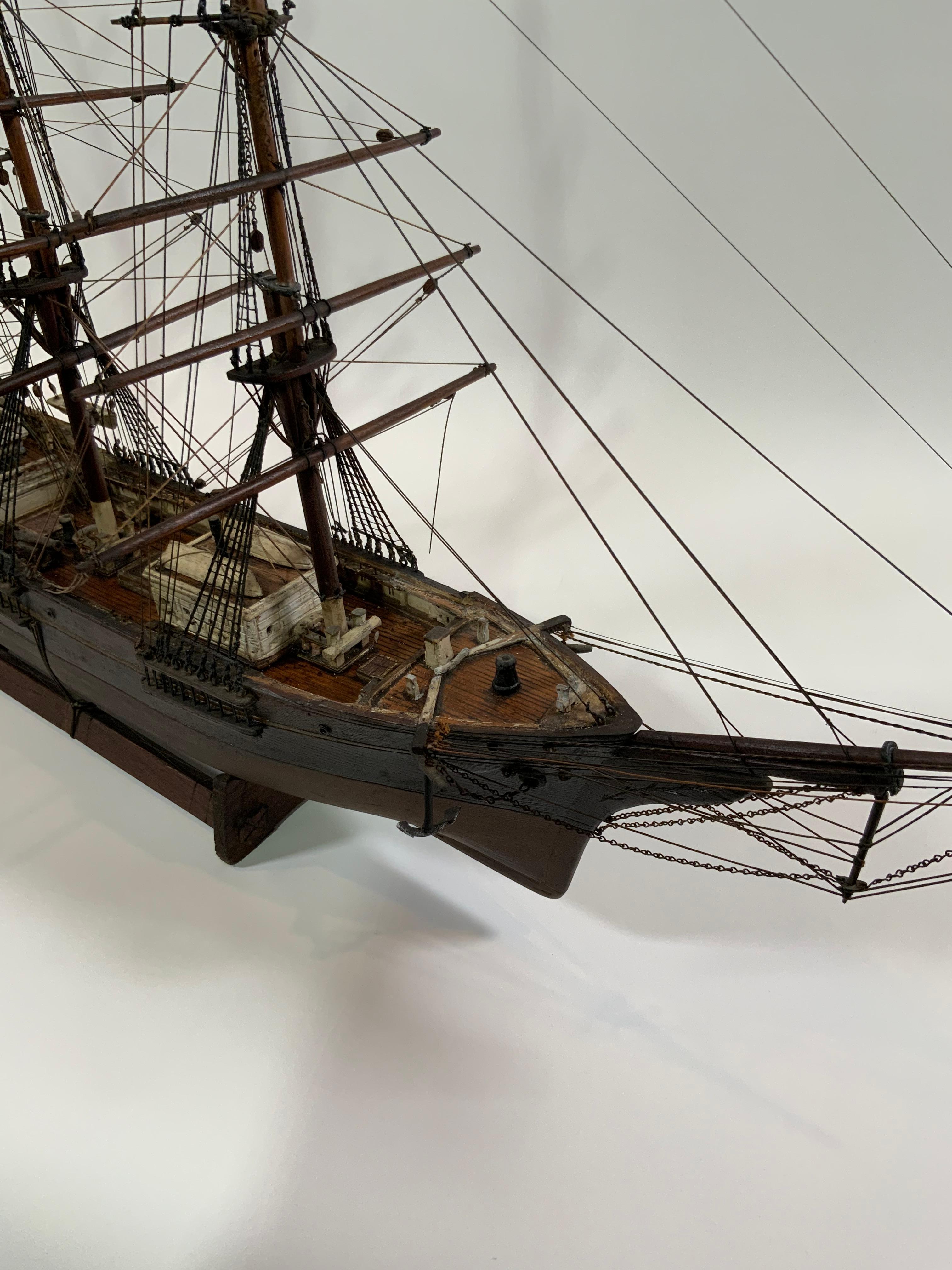 Schiffsmodell aus dem neunzehnten Jahrhundert in Originalfarbe (Holz) im Angebot