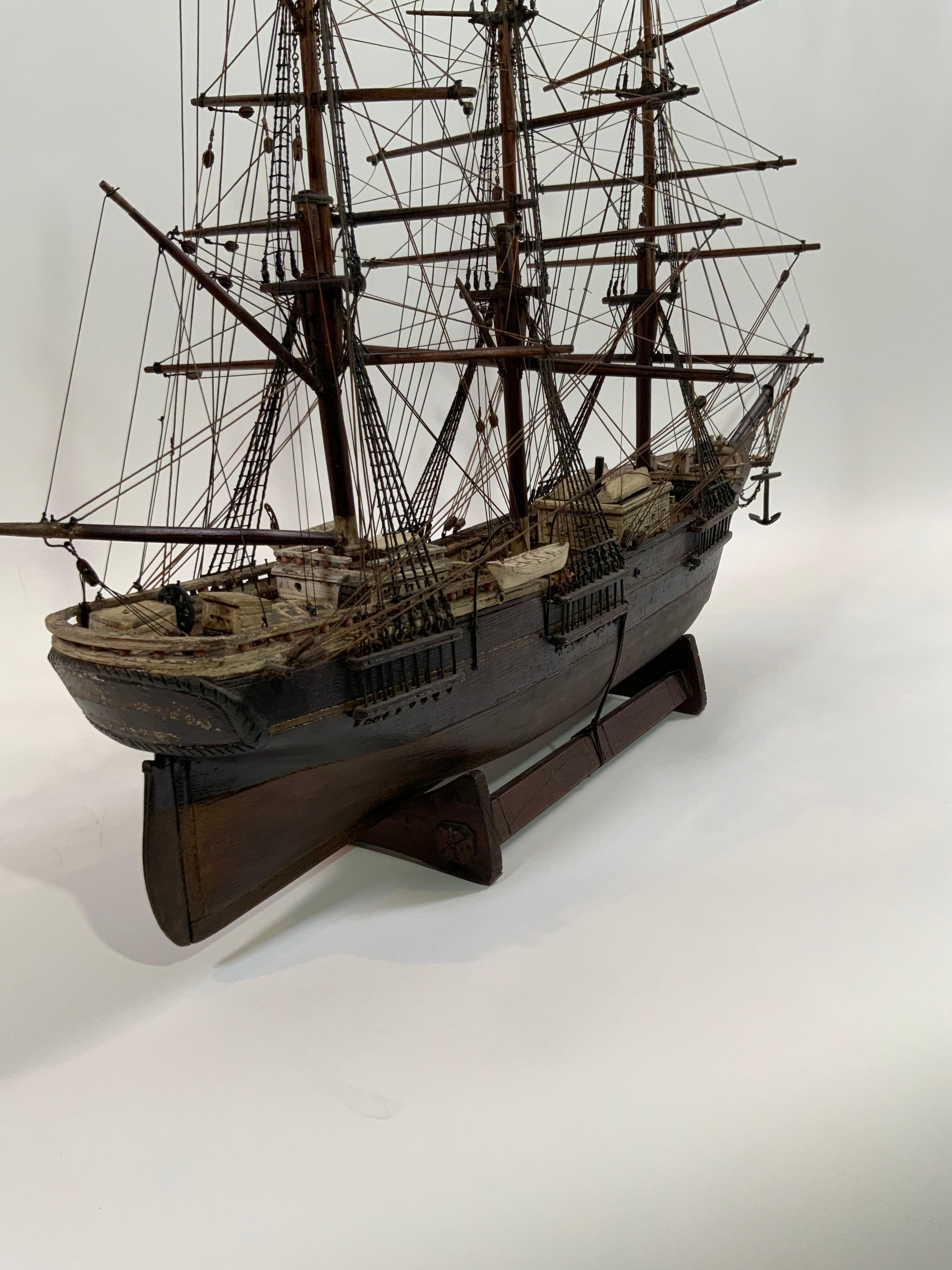 Modèle de bateau du XIXe siècle dans sa peinture originale en vente 3
