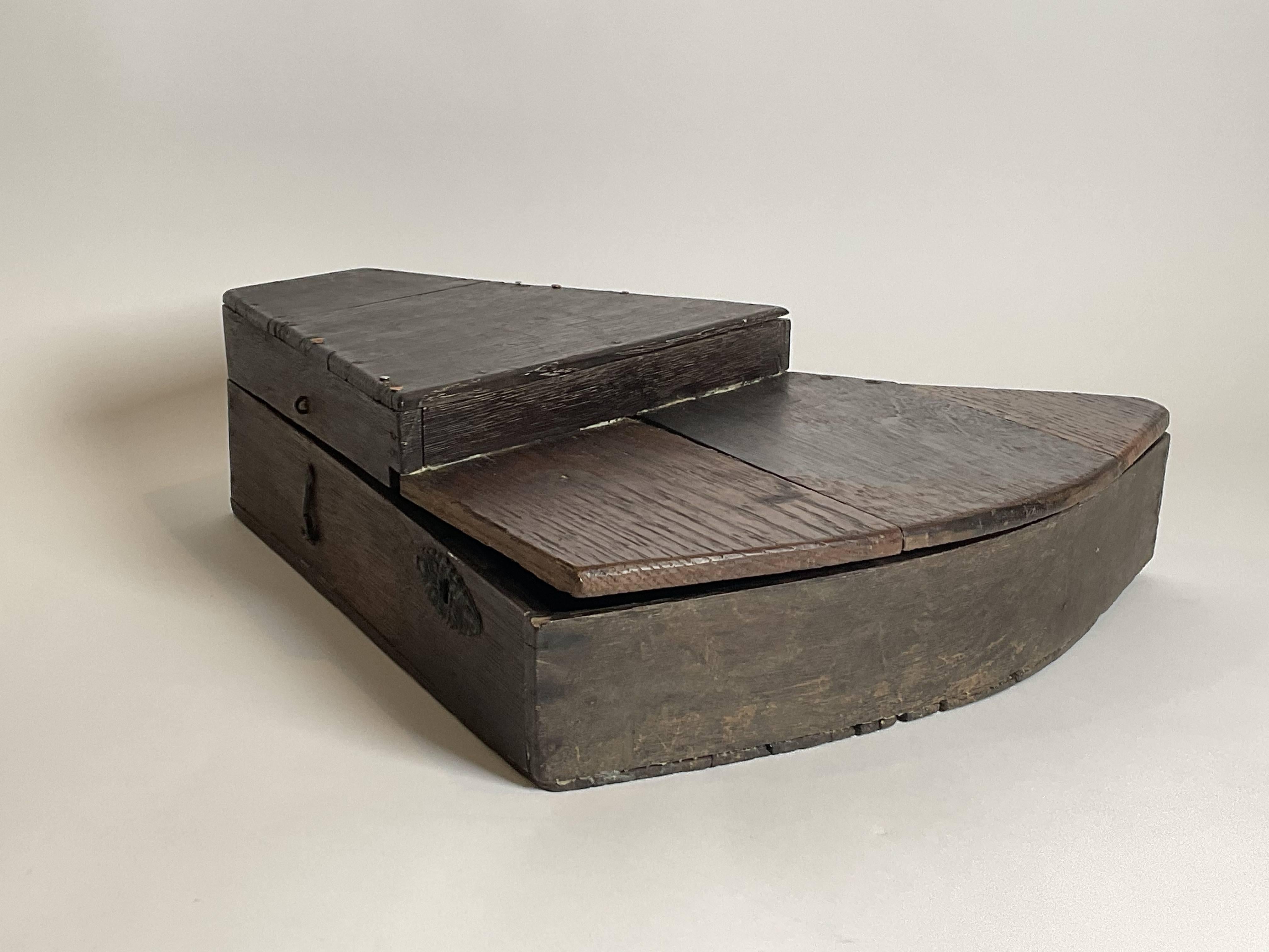 Octant de bateau datant d'environ 1850 avec une échelle gravée jusqu'à 100 degrés. Avec peepsight, miroirs, lentilles colorées, etc. Monté sur un boîtier Up&Up. Quelques réparations anciennes et remplacement de bois sur le couvercle. 15 