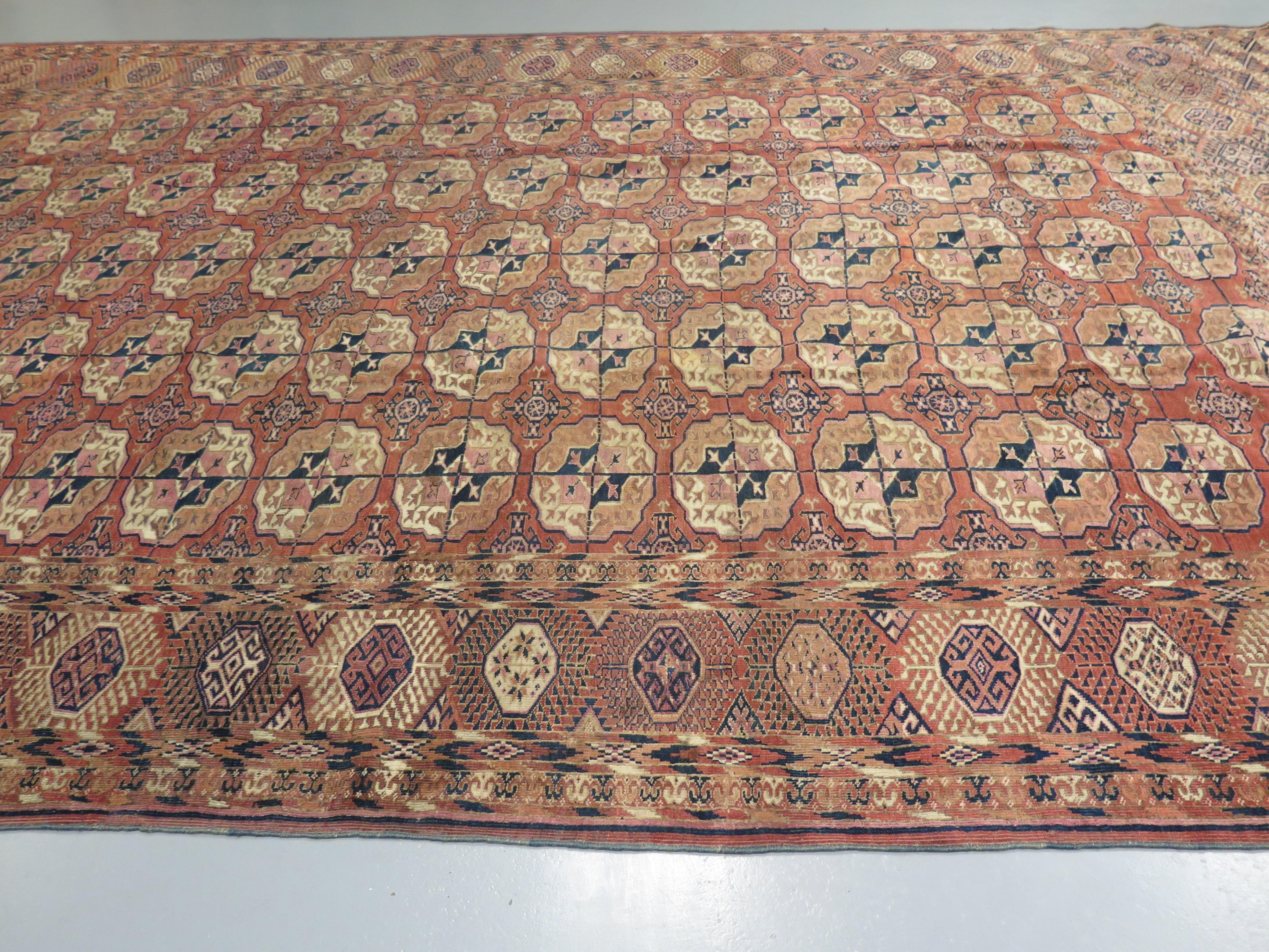 Tekke-Teppiche sind an ihren unverwechselbaren Elefantenfußmustern zu erkennen, vor allem die frühen Stücke, die für ihre kühnen, visuell ansprechenden Zeichnungen bekannt sind. Die von den Webern der Tekke-Stämme in Zentralasien hergestellten