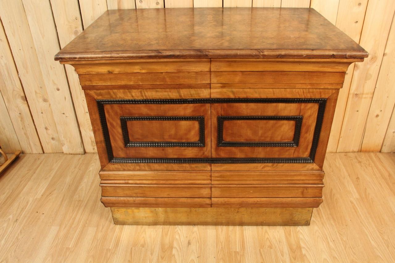 small store counter from the 19th century with two interior shelves in brass veneer on the base, minimal scratches from use due to time and use