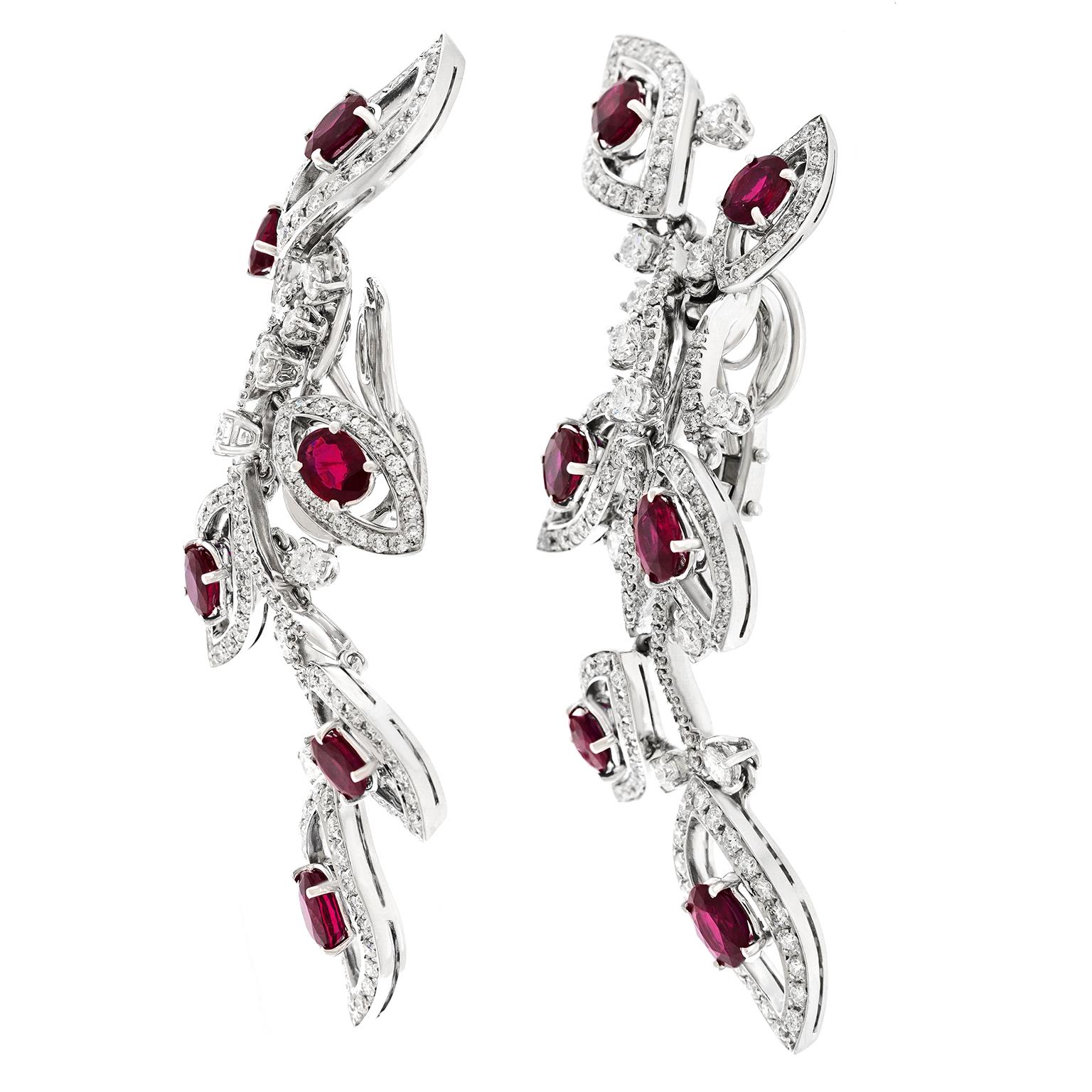 Taglio rotondo Orecchini a lampadario in rubino e diamanti Eleg degli anni Novanta in vendita