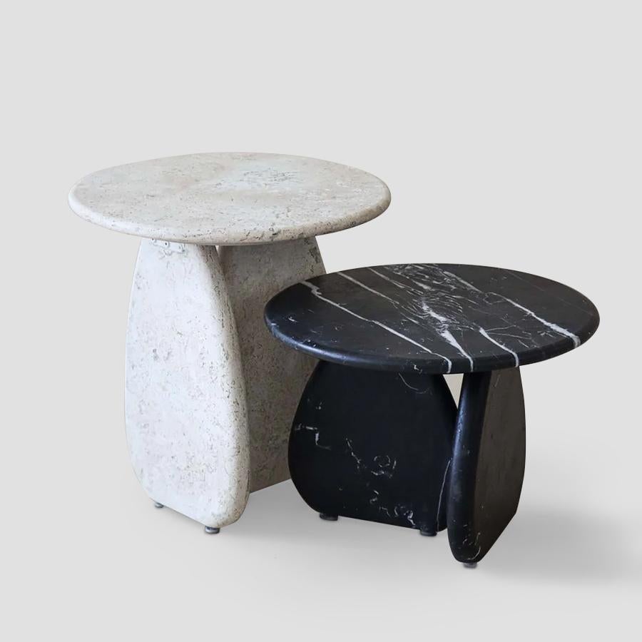 Escultural y refinada, Ninfa eleva cualquier interior con su base orgánica y su silueta atemporal. Su tapa redonda, elaborada en mármol Monterrey Negro, revela profundas vetas y sutiles variaciones tonales que captan la esencia de la piedra natural.