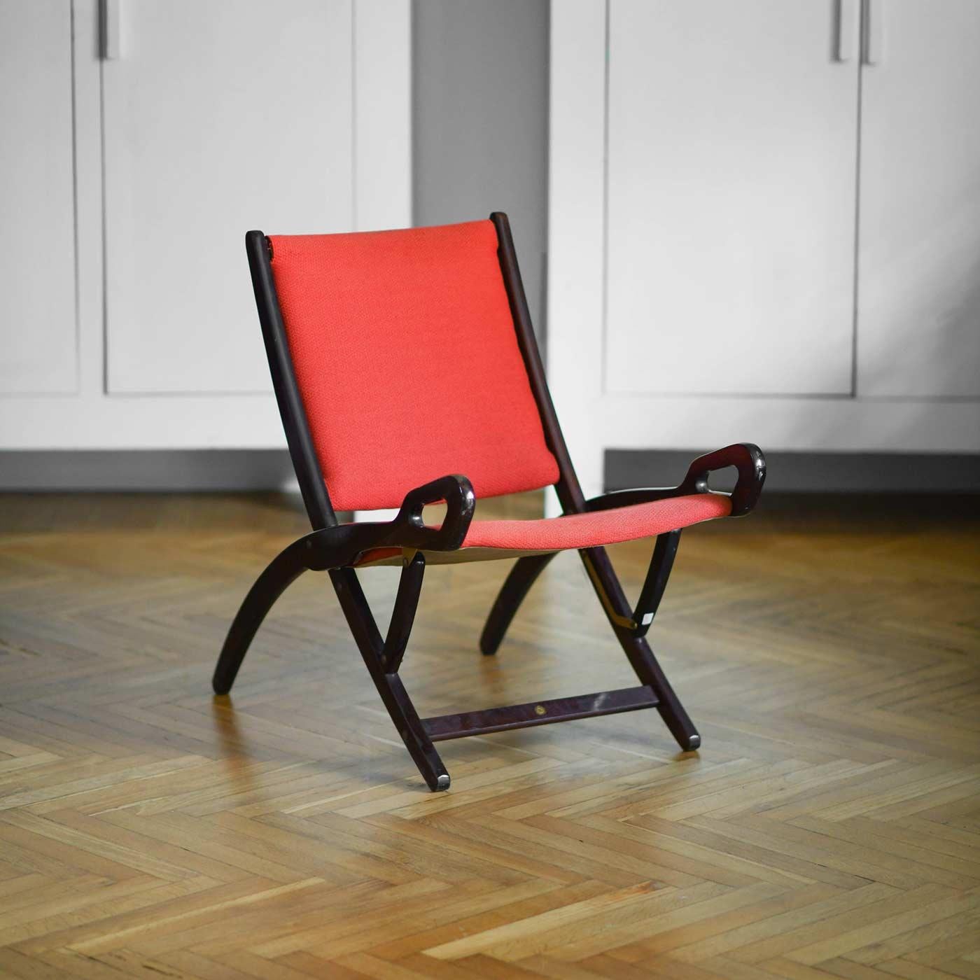 “NINFEA” Chair Gio Ponti 1950
“Ninfea” model folding chair with polished wooden structure and covering in
red fabric. Production by the Reguitti brothers 1950
Dimensions: 48 W x 70 H x 78 D cm
Materials: wood, fabric, foam.
Production by