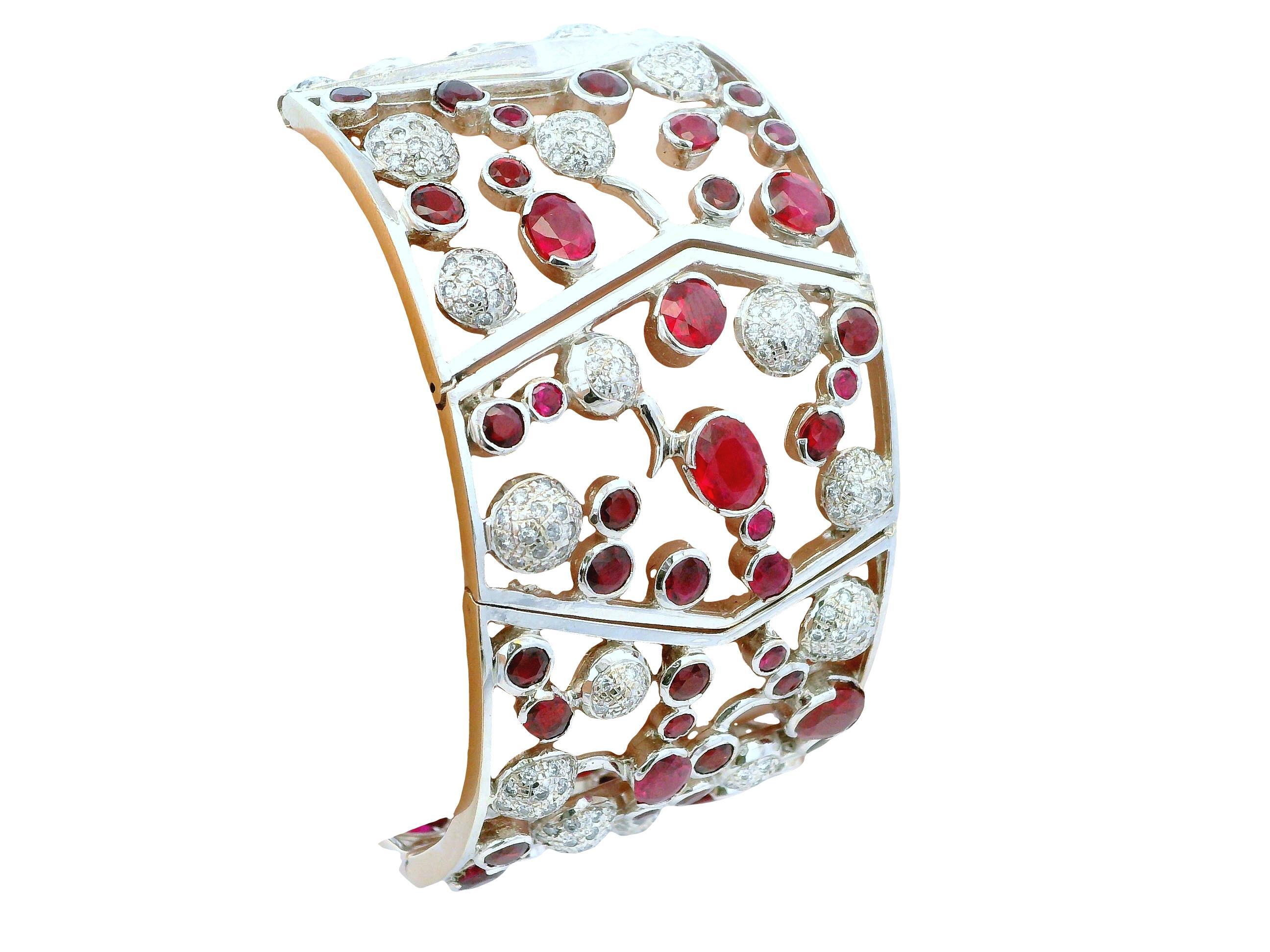 Una impresionante pulsera contemporánea del siglo XXI.

Elaborada en oro blanco de 18 quilates, esta exquisita pieza presenta un sorprendente conjunto de rubíes de Birmania de talla mixta que suman un total de 20,0 quilates. Las vibrantes piedras