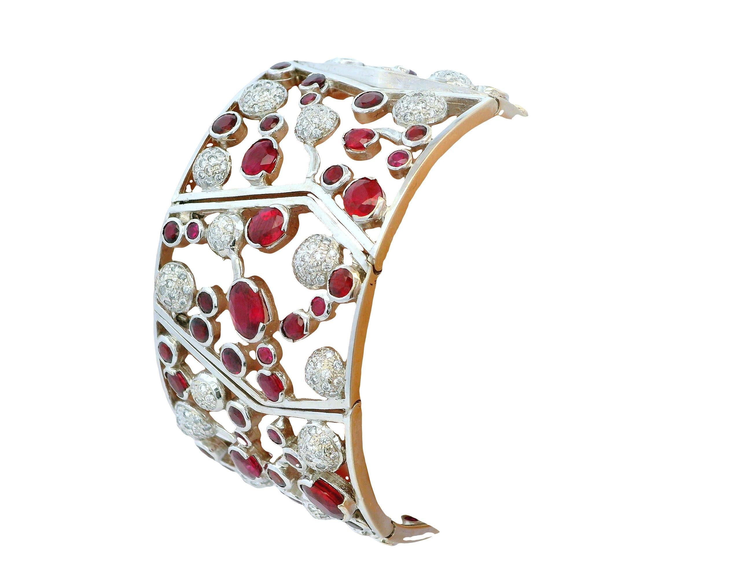Nini Pulsera de oro blanco de 18 quilates con 20 rubíes de Birmania y 3,5 quilates de diamantes Contemporáneo en venta