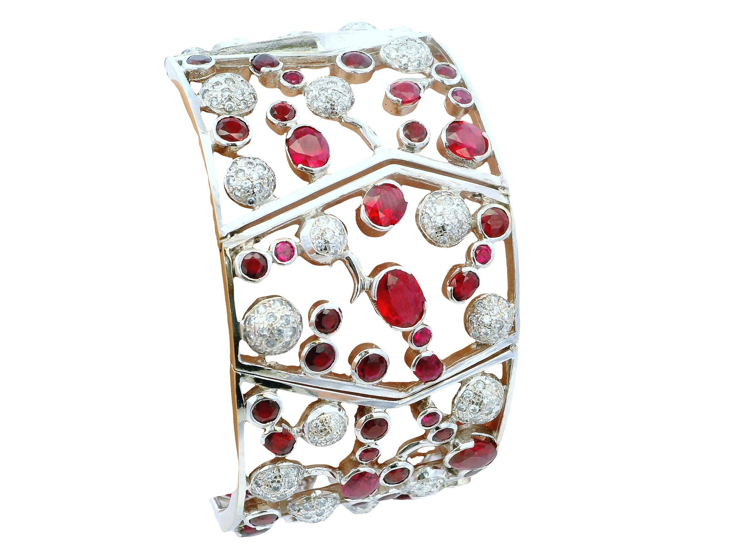 Nini Pulsera de oro blanco de 18 quilates con 20 rubíes de Birmania y 3,5 quilates de diamantes Corte mixto en venta