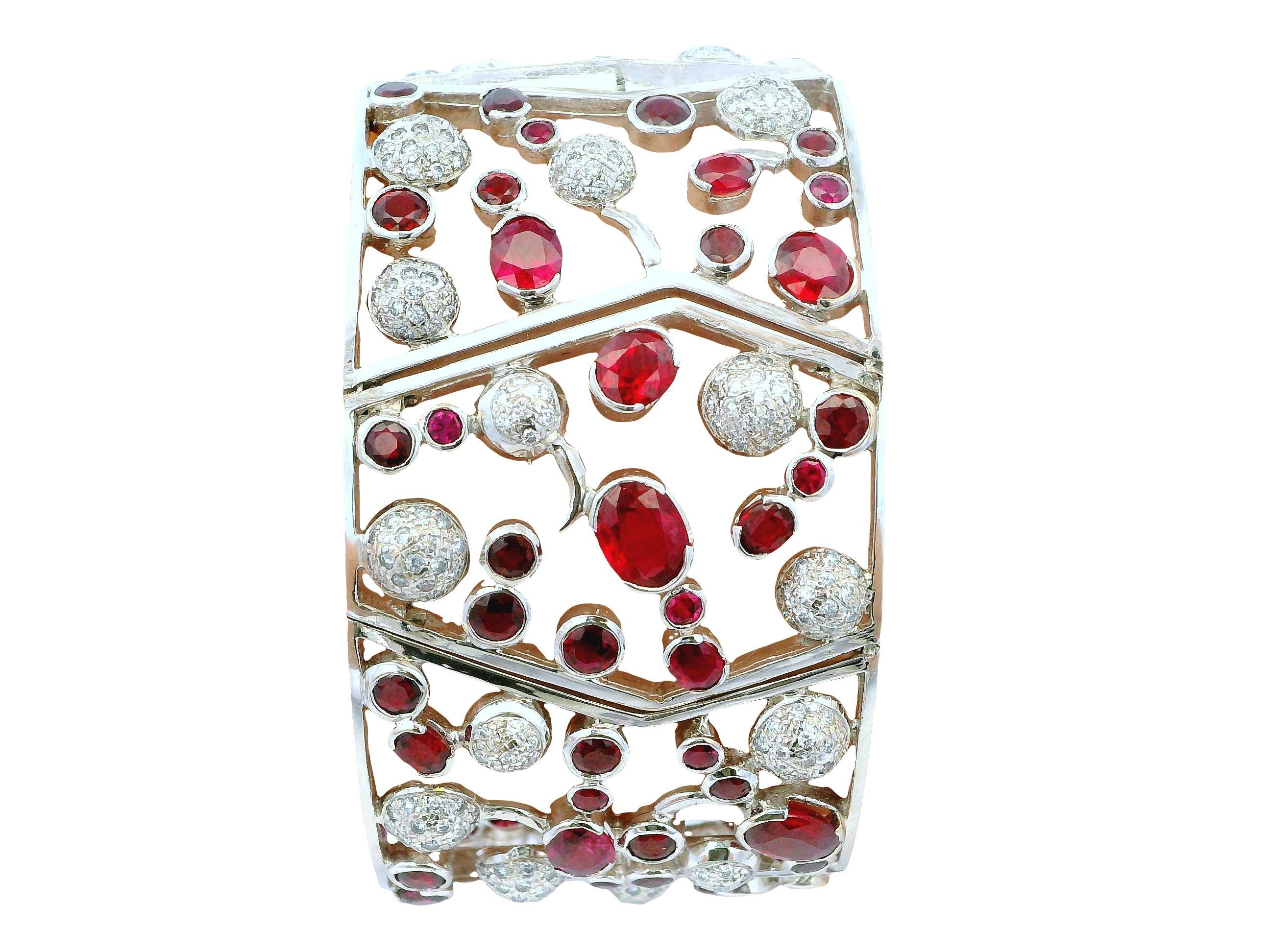 Nini Pulsera de oro blanco de 18 quilates con 20 rubíes de Birmania y 3,5 quilates de diamantes en Bueno estado para la venta en Great Neck Plaza, NY
