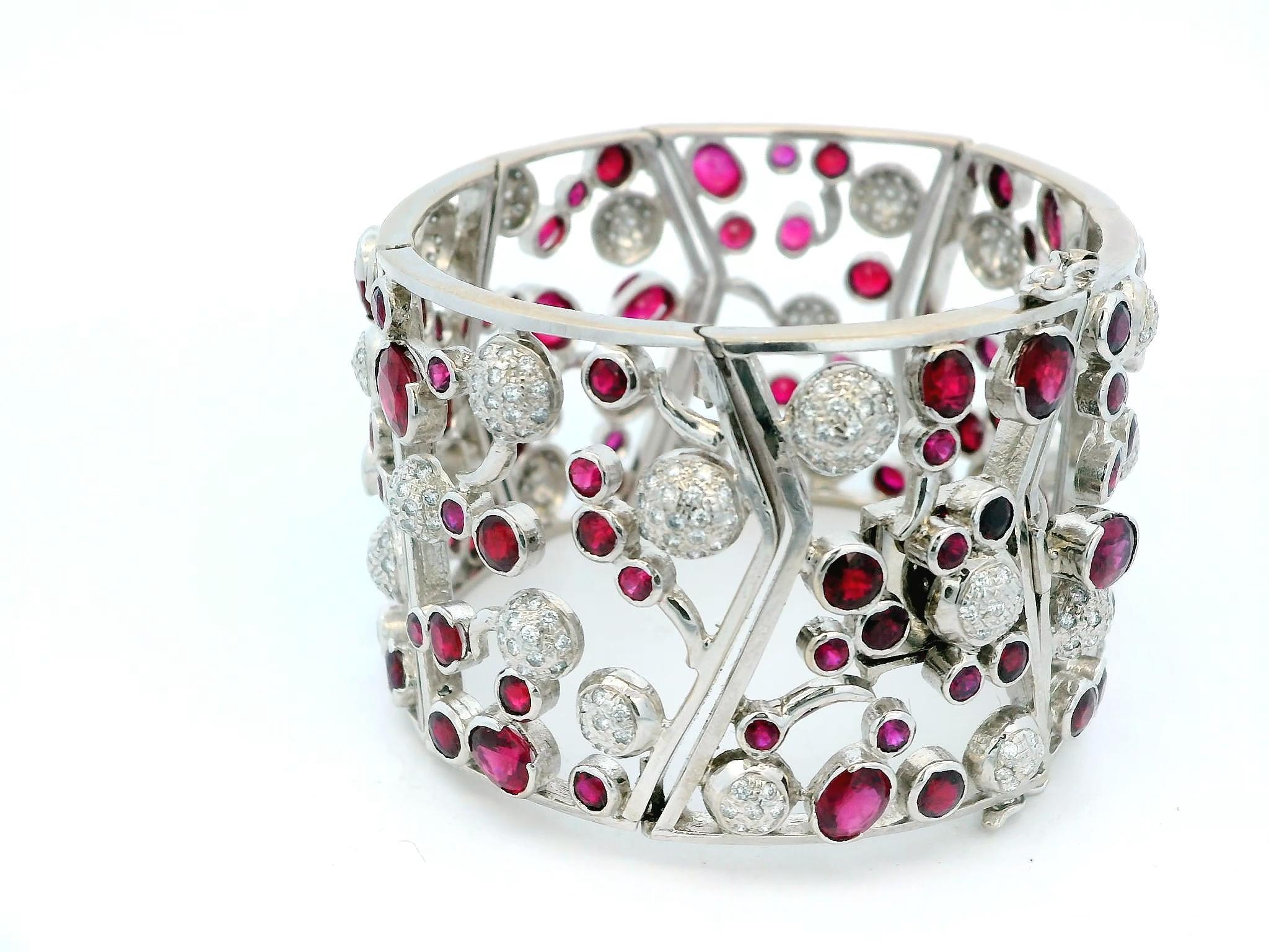 Nini Pulsera de oro blanco de 18 quilates con 20 rubíes de Birmania y 3,5 quilates de diamantes en venta 1