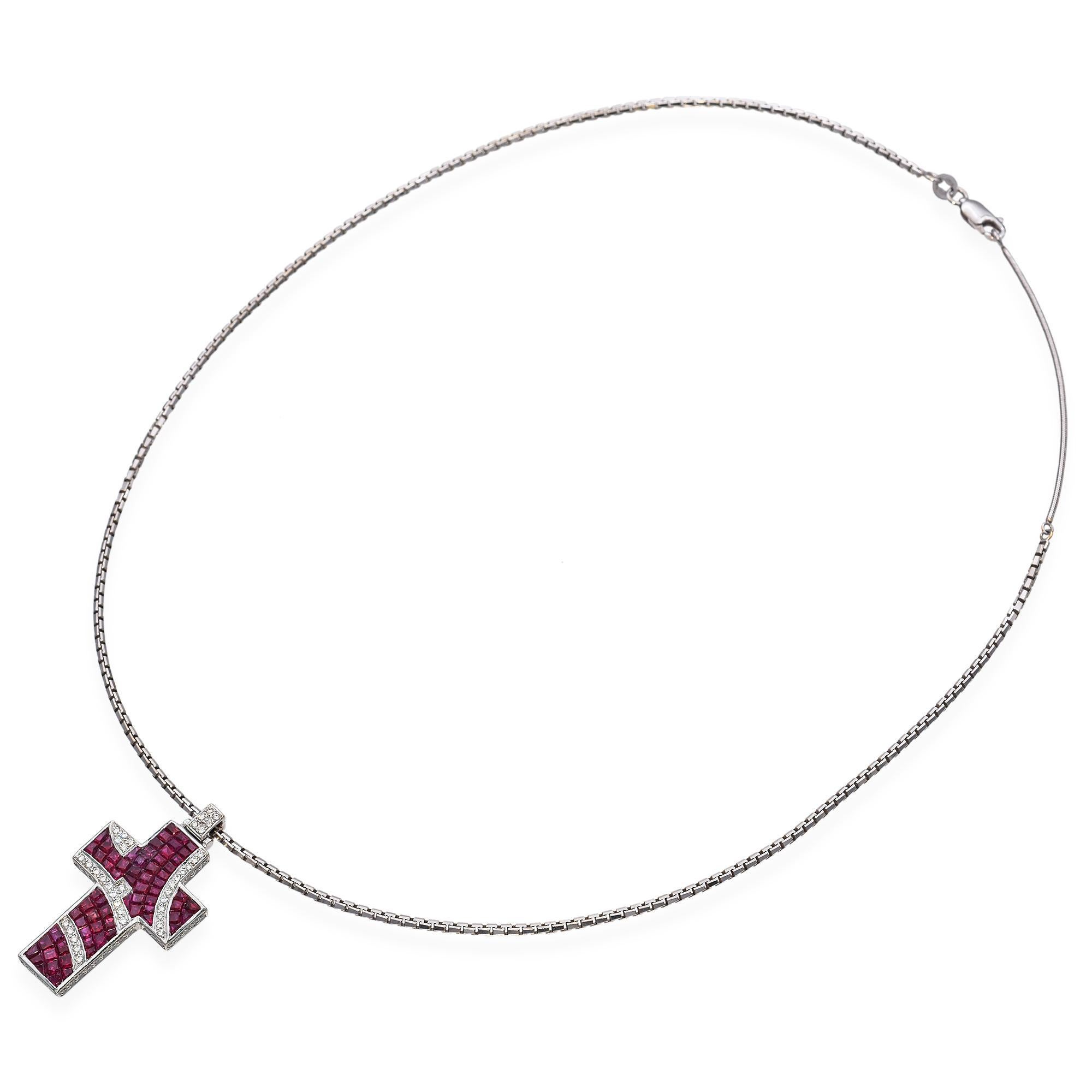 Questo ciondolo a forma di croce unico nel suo genere presenta un design accattivante con vibranti pietre rosse intricate in un motivo geometrico. Le pietre sono contornate da accenti scintillanti che aggiungono un tocco di eleganza e contrasto.