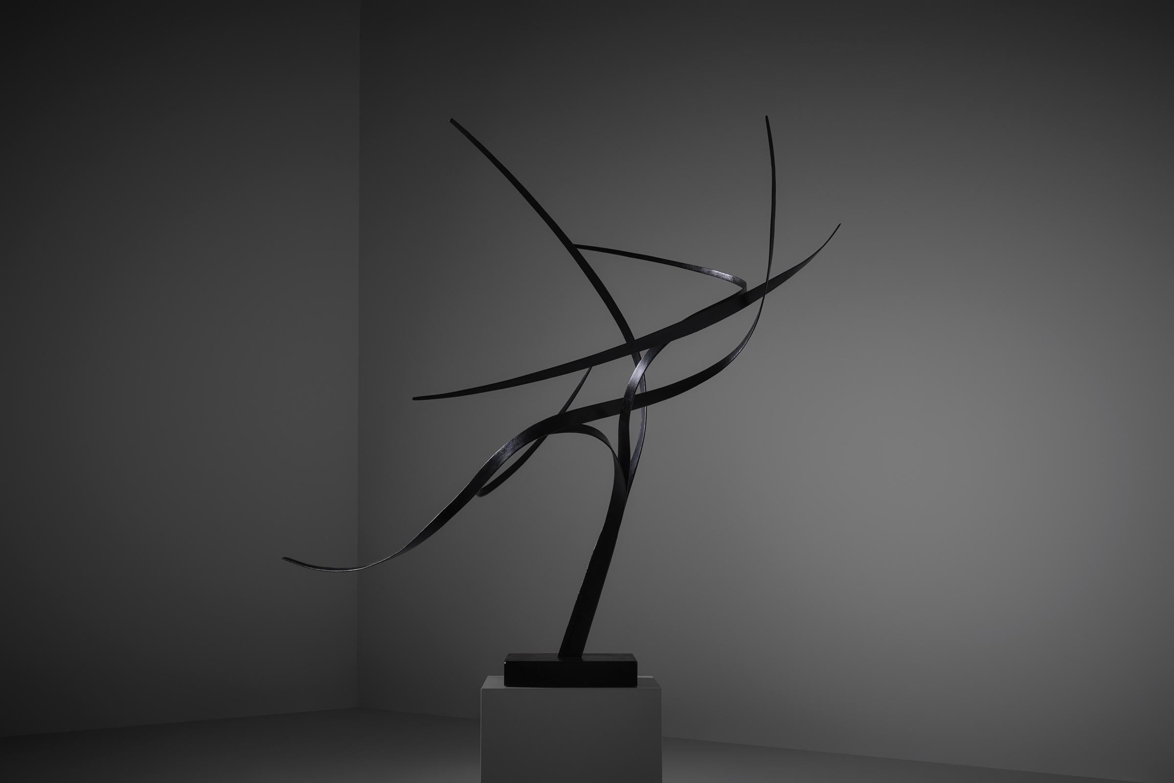 Organische Skulptur aus Schmiedeeisen von Nino Franchina (1912 - 1987), Italien 1960er Jahre. Prächtige Arbeit aus geschmiedetem Eisen, drei elegante aerodynamische Zweige sprießen aus einem spitz zulaufenden Stiel. Die Oberfläche weist ein schönes