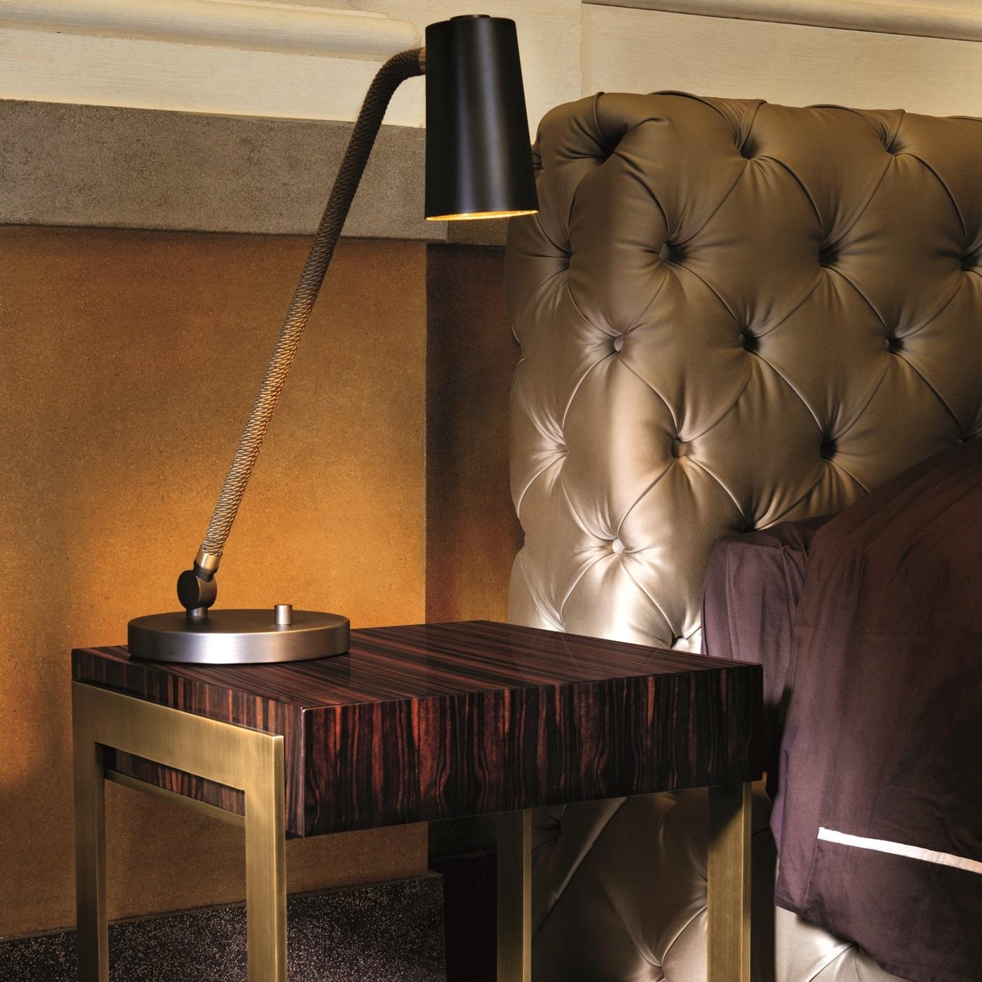 Cette table de chevet luxueuse présente une combinaison audacieuse de couleurs, de textures et de motifs contrastés dans un cadre linéaire et minimaliste, révélant un design intriguant qui insufflera de la sophistication dans une chambre à coucher
