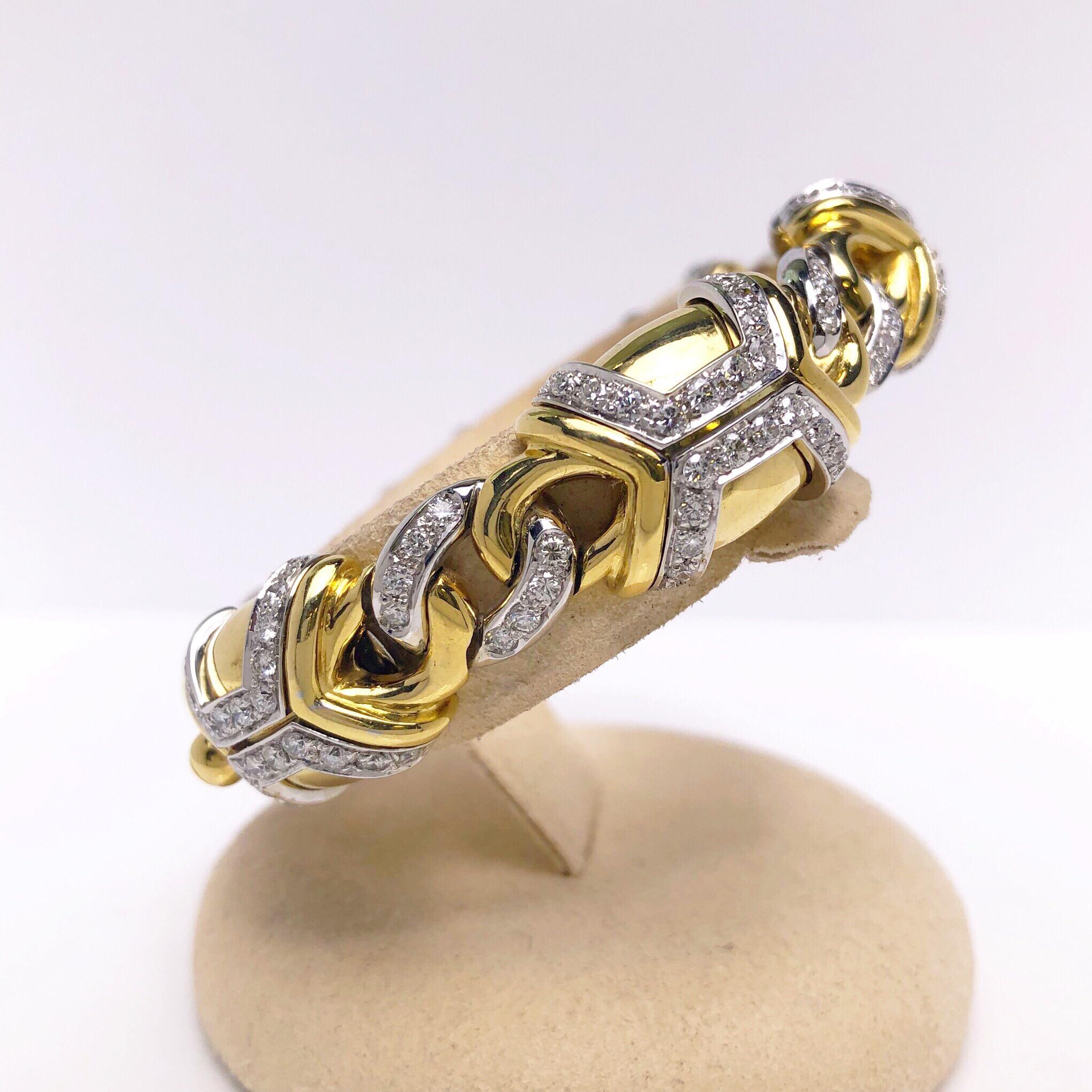 Fabriqué en Italie par Nino Verita, six sections ovales en or jaune 18 carats poli à la perfection créent ce magnifique bracelet épais. Chaque section est rehaussée de diamants ronds et brillants sertis en or blanc 18 carats et reliés par un lien en