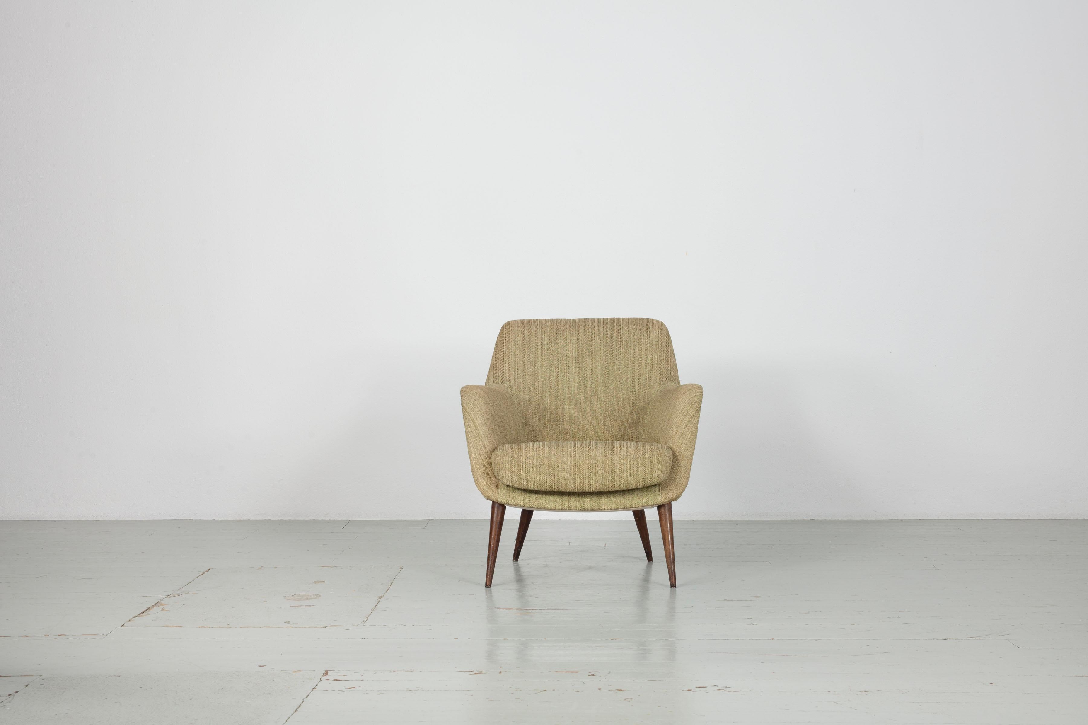 Sillón Nino Zoncada para Cassina, Model No. 1102
Material: Estructura de madera, tapizada con tela original
Año: 1958
Este icónico sillón de Nino Zoncada para Cassina impresiona por su elegante diseño y su artesanía de alta calidad. El marco de