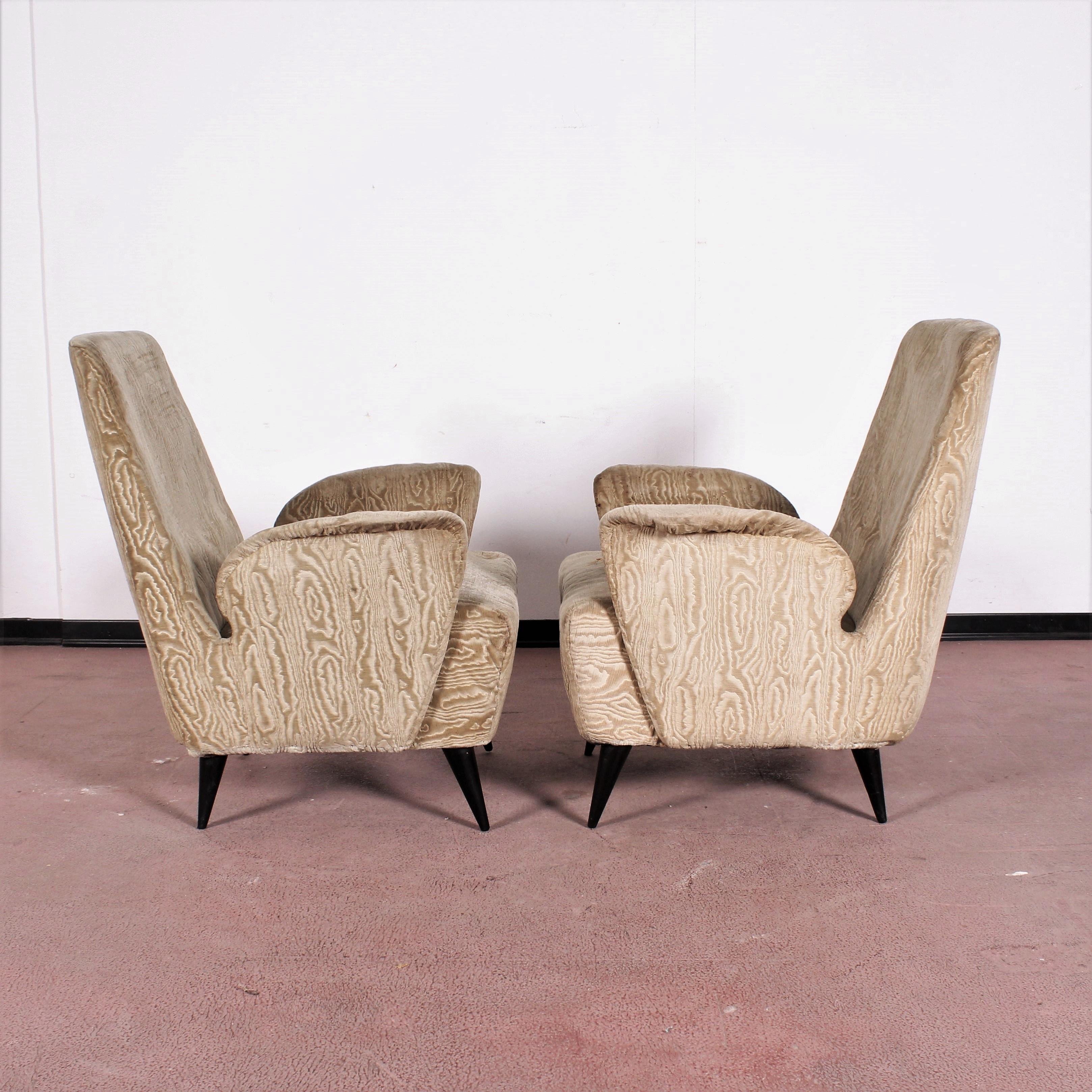 Spectacular pair of 1950s armchairs attributed to Nino Zoncada. Legs and structure in wood, beige velvet covering.
Wear consistent with age and use but visible signs of humidity have significantly altered the upholstery.
The two armchairs are part