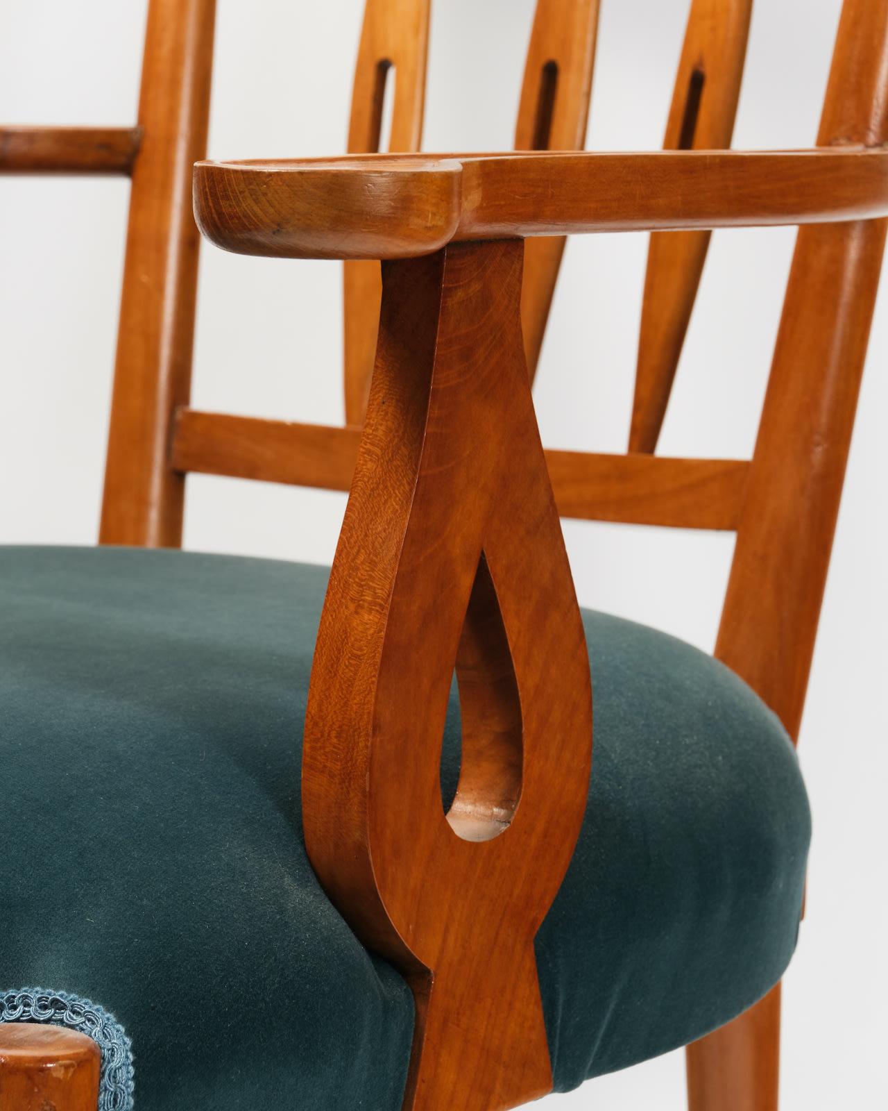 A.I.C., vers les années 1950
Cadre en bois de cerisier et rembourrage en velours matelassé.
H90 x W50 x D65 cm
Hauteur du siège 39cm