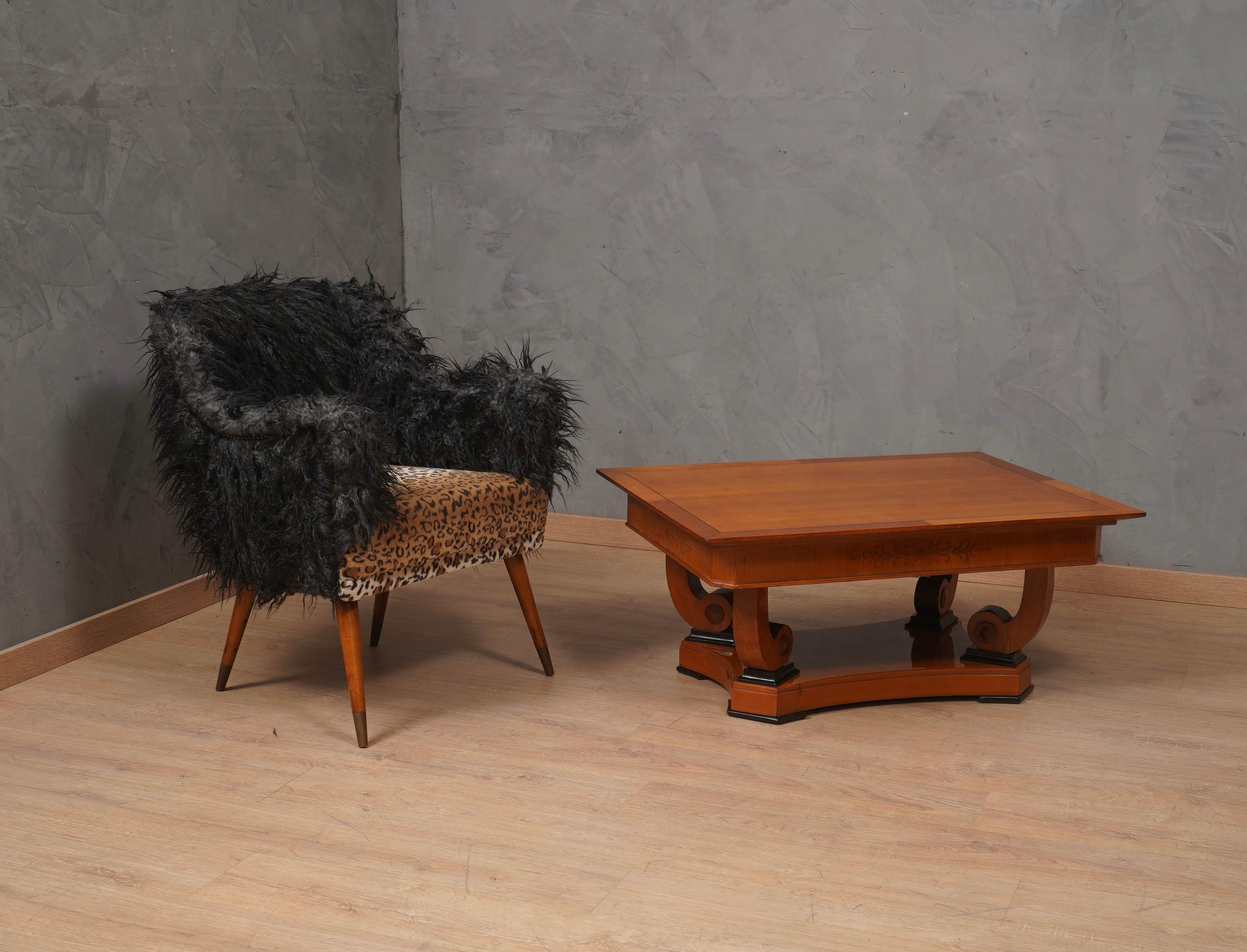 Die Ikone des Unternehmens, Nino Zoncada, hat diesen Sessel entworfen, der später alle Sessel des letzten Jahrhunderts geprägt und beeinflusst hat. Außergewöhnliches Design und außergewöhnlicher Komfort; überarbeitet, mit der Wahl und Kombination