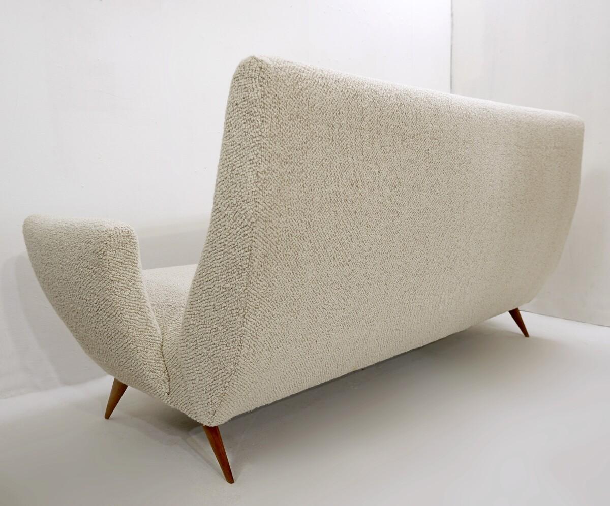 Mid-Century Modern Italian sofa by Nino Zoncada for Framar - New upholstery 1950s.