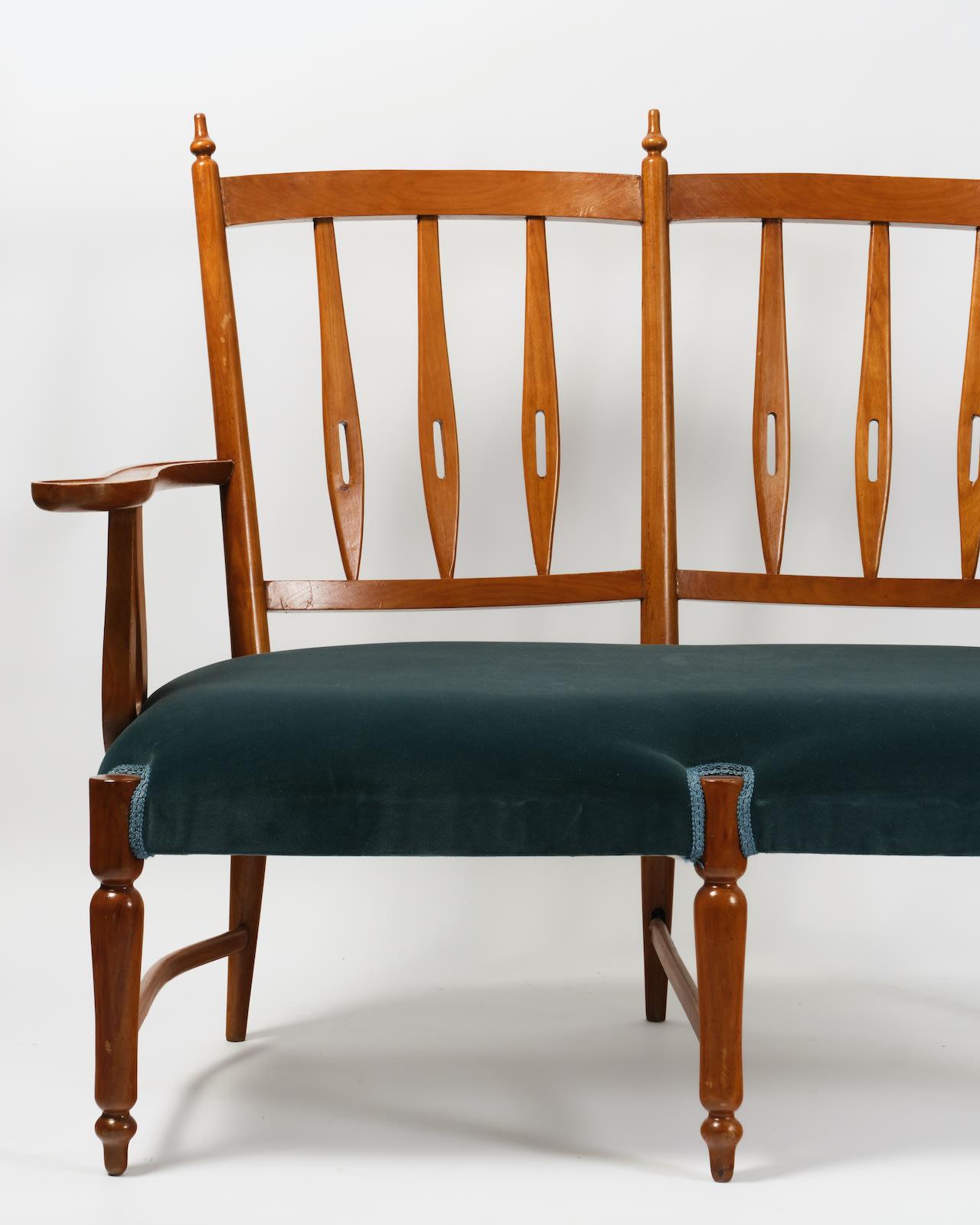 c.1950s
Bois de cerisier, velours matelassé
H90 x W114 x D50 cm