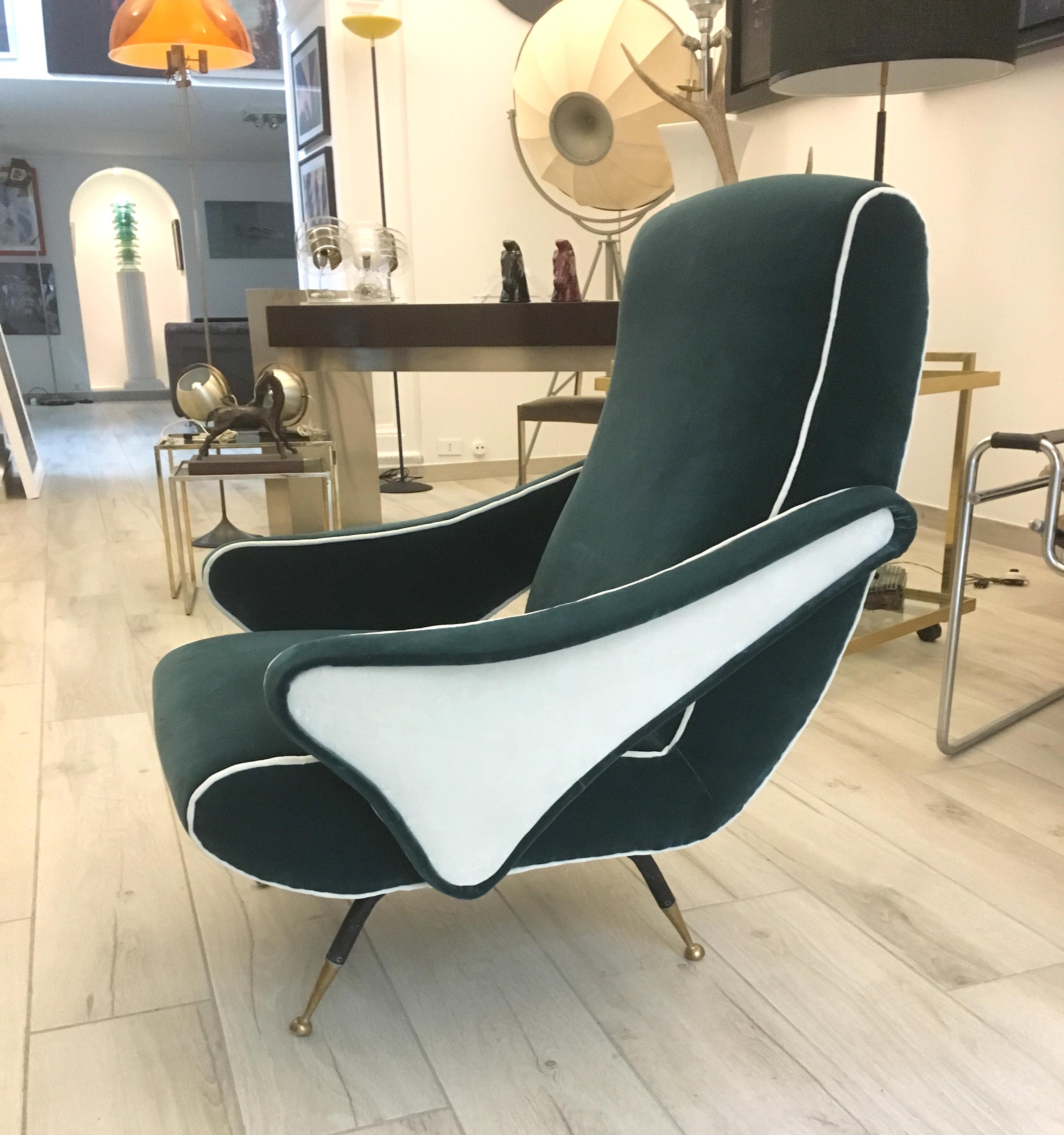 Nino Zoncada style armchair, 1950s, Italy, with steel legs and brass feet tips.
This easy chair with armrests is reupholstered with two-tone velvet.