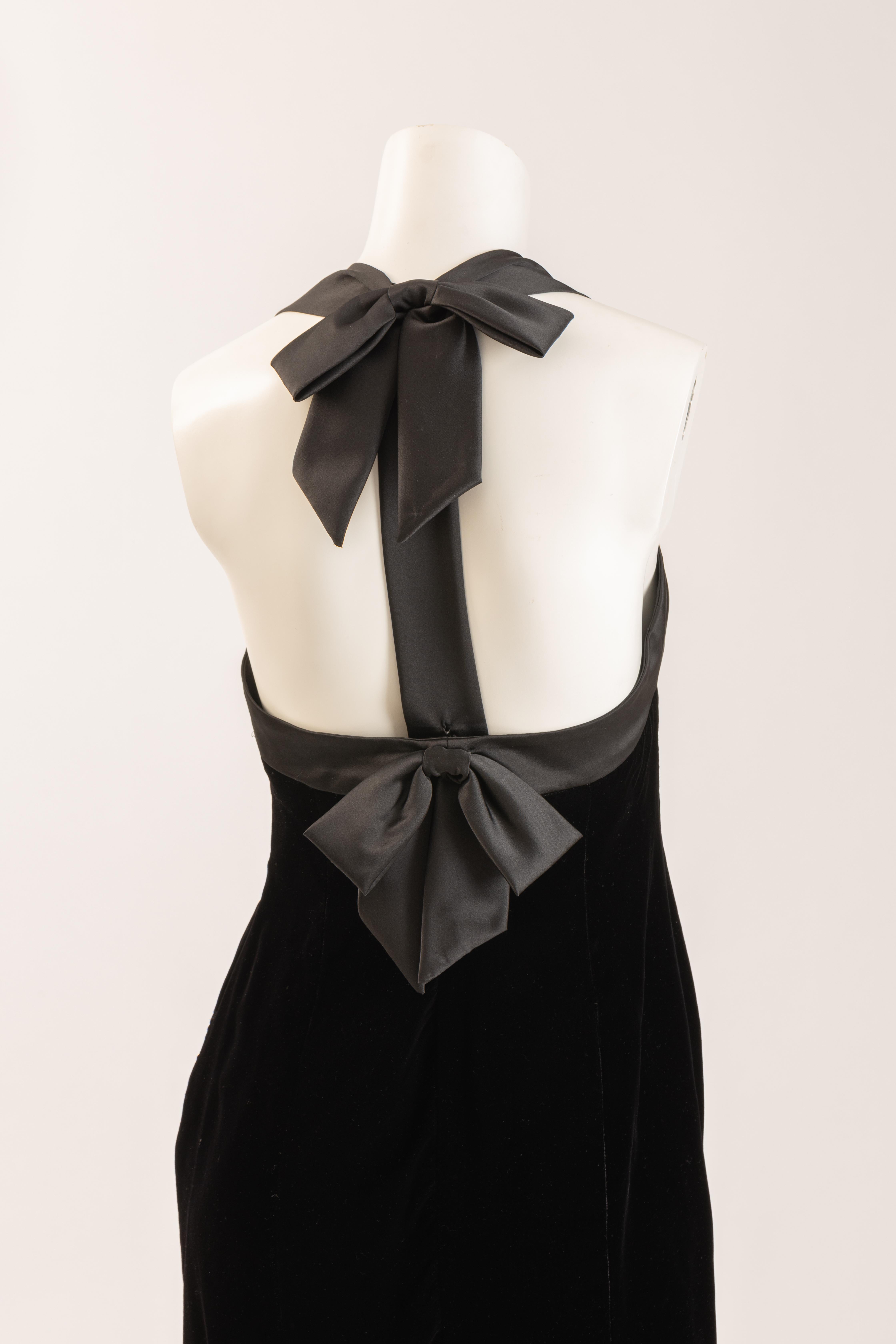 Noir Nipon Boutique Black Velvet Halter Dress with Satin Ribbon (Robe dos nu en velours noir avec ruban de satin)   Taille US 6 en vente