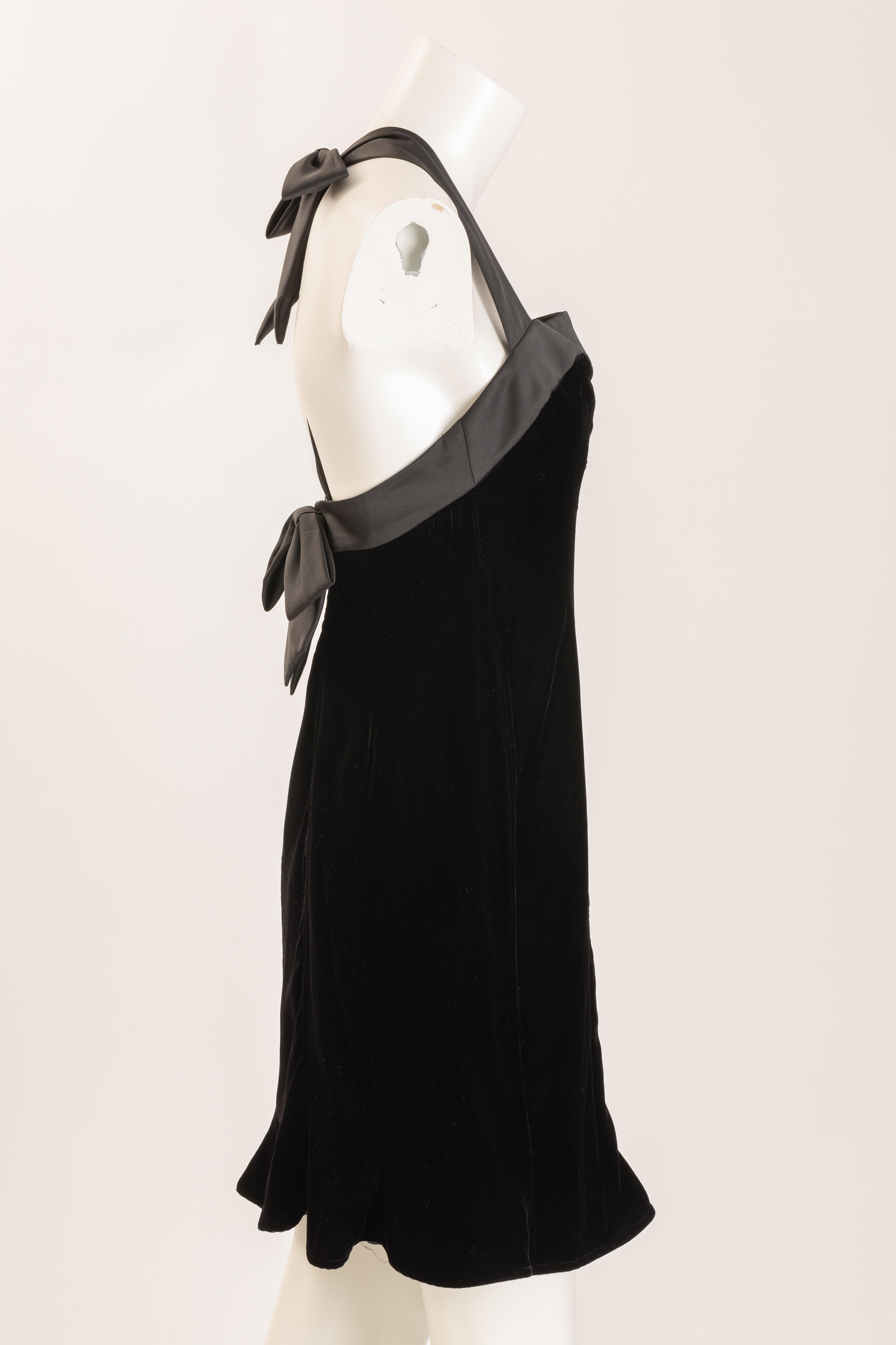 Nipon Boutique Black Velvet Halter Dress with Satin Ribbon (Robe dos nu en velours noir avec ruban de satin)   Taille US 6 en vente 2