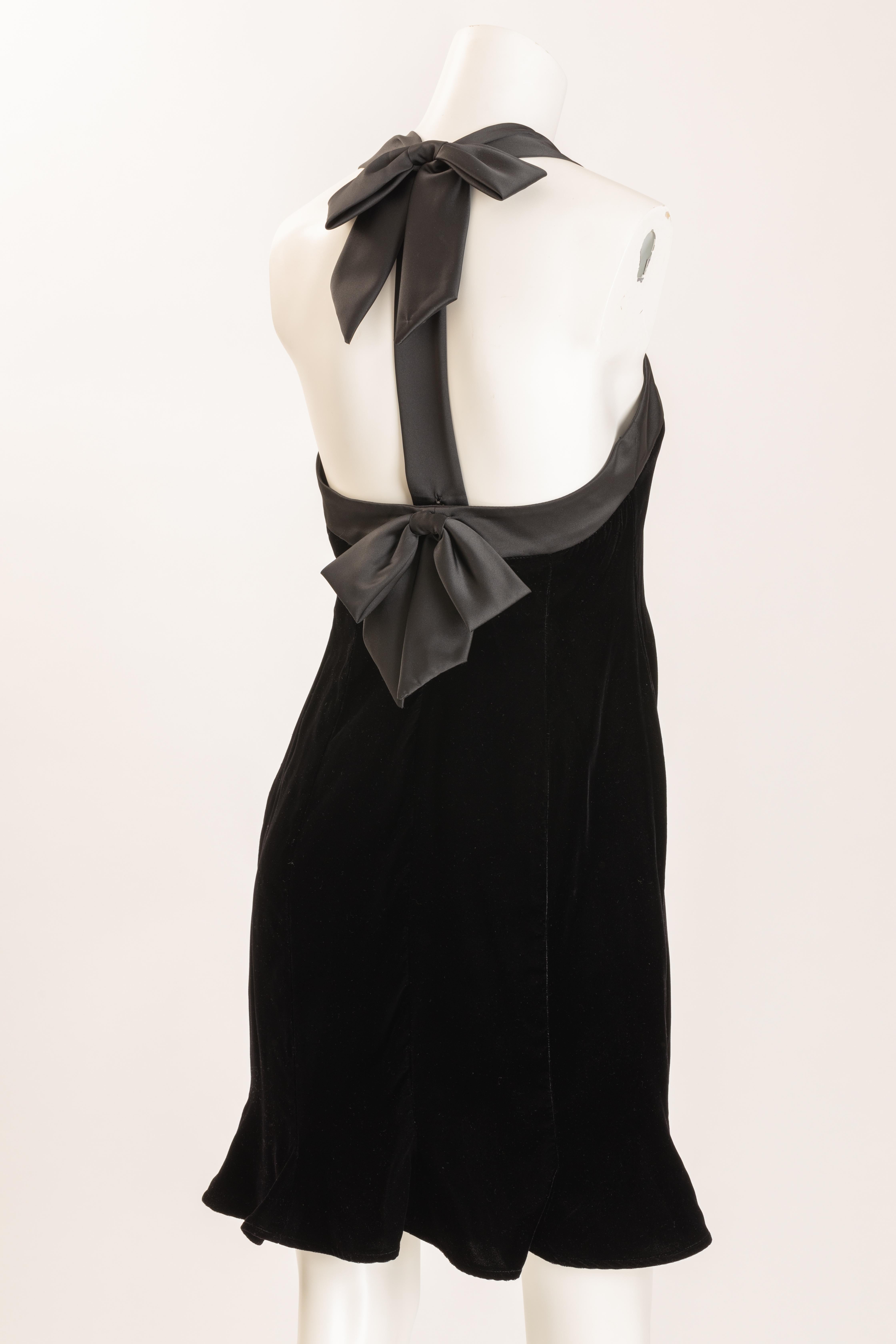 Nipon Boutique Black Velvet Halter Dress with Satin Ribbon (Robe dos nu en velours noir avec ruban de satin)   Taille US 6 en vente 3