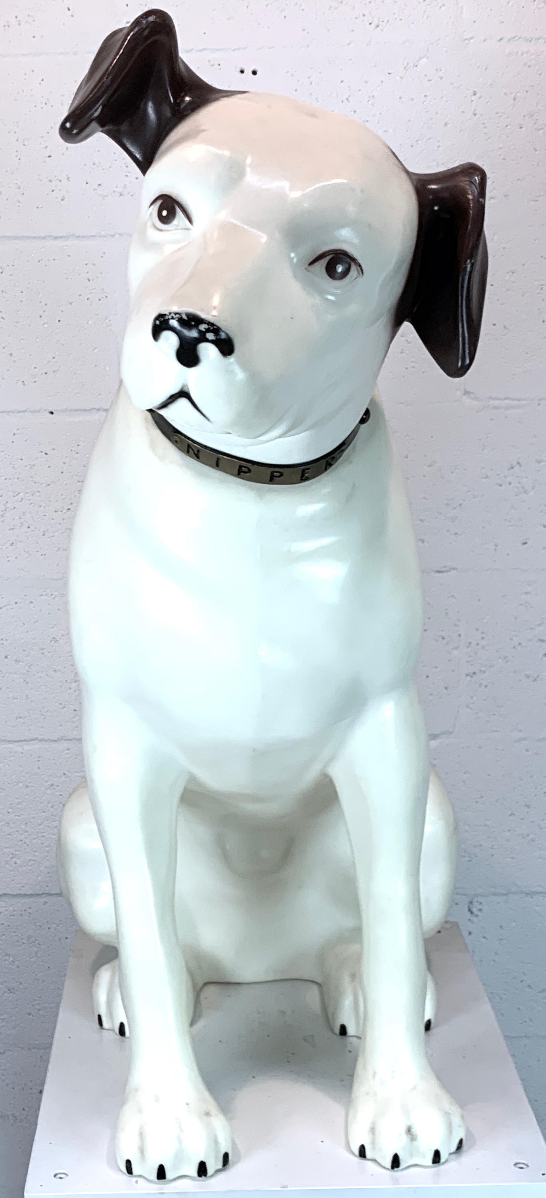 Nipper- His Masters Voice:: RCA Trademark store display:: überlebensgroß:: diese ikonische Werbefigur mit seinem Namen 'Nipper' auf seinem Kragen. Behält das General Electric-Markenzeichen. 
Die Zange ist 37 Zoll hoch:: 36 Zoll breit und 14 Zoll