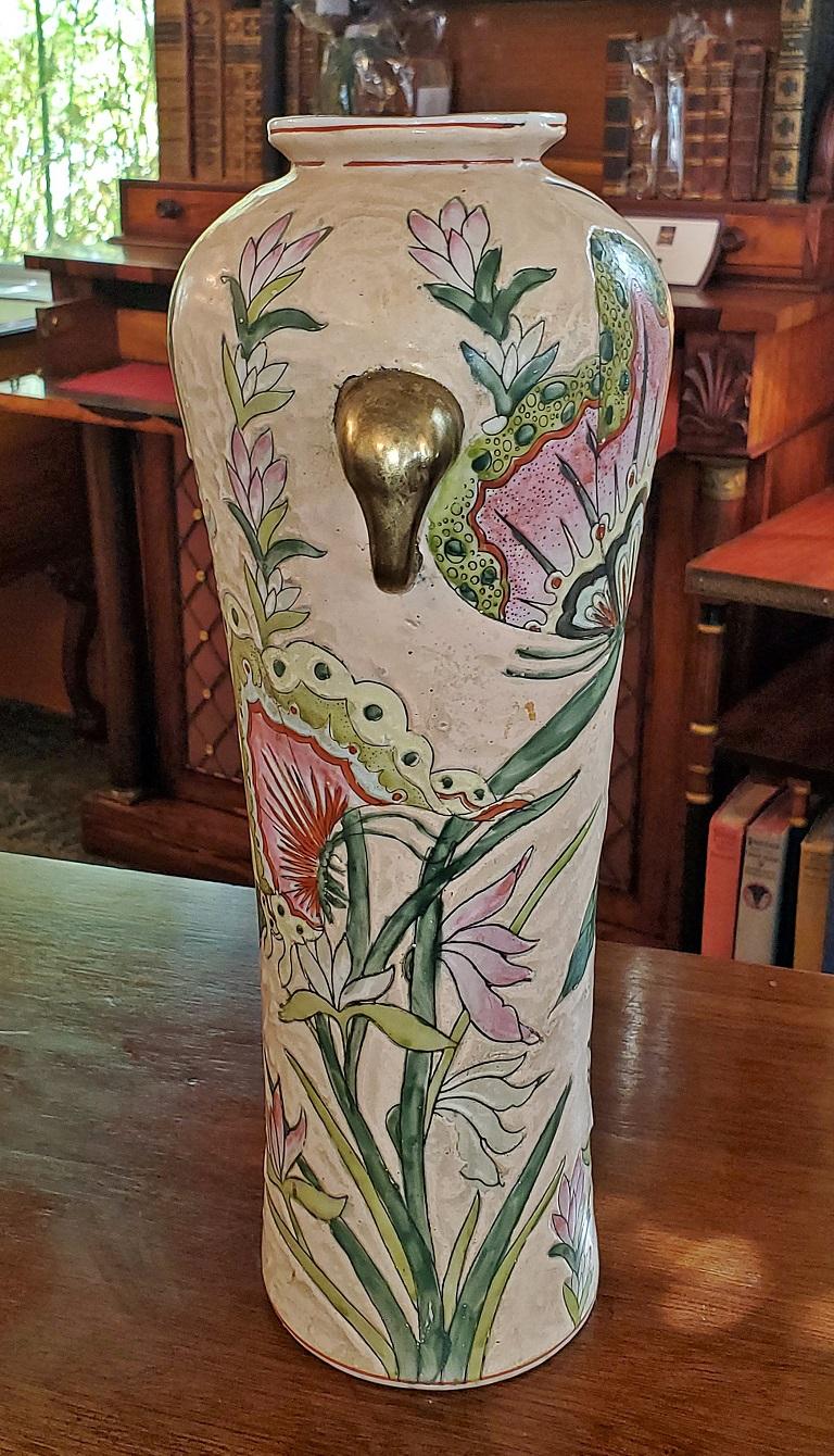 Voici un magnifique vase papillon de style Art nouveau nippon.

La base est entièrement marquée comme ayant été fabriquée et décorée à la main au Japon, à Macao. Cela permet de dater la pièce, Macao ayant été sous contrôle japonais de 1938 à