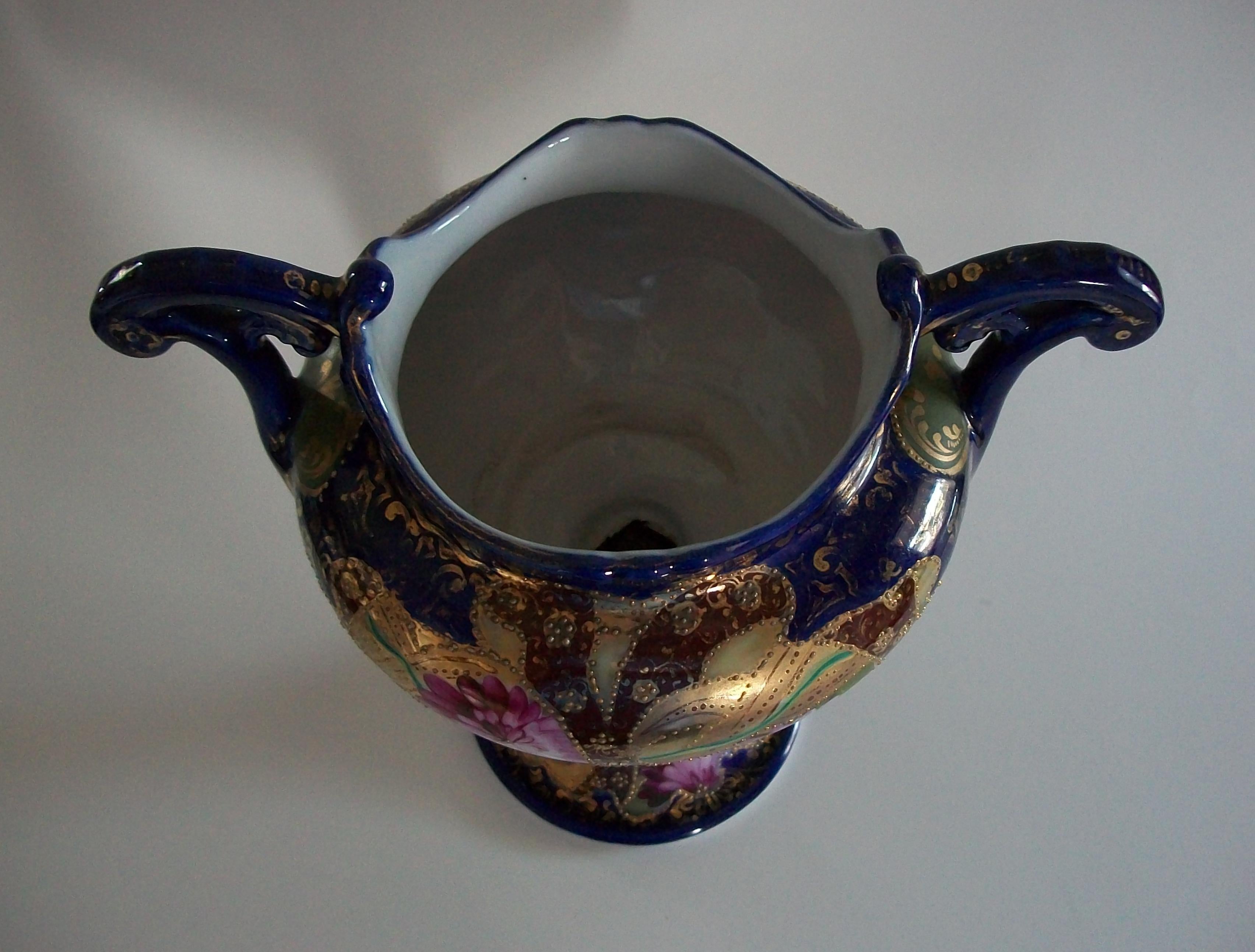 NIPPON - Art Nouveau Hand Painted & Gilded Ceramic Planter / Vase - Circa 1920 For Sale 1