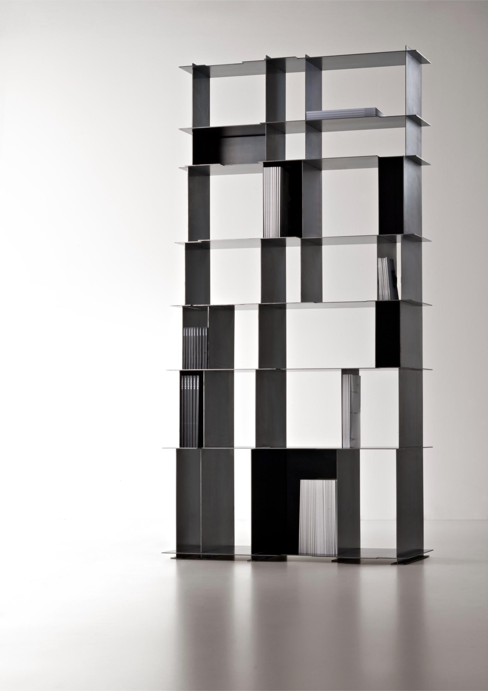 Libreria Nippon di De Castelli
Dimensioni: L. 97 x P. 45 x H. 197 cm
Materiali: Ferro nero Nature
Sono disponibili versioni in Steele e Ottone. Contattaci per qualsiasi richiesta.

Nippon è una 