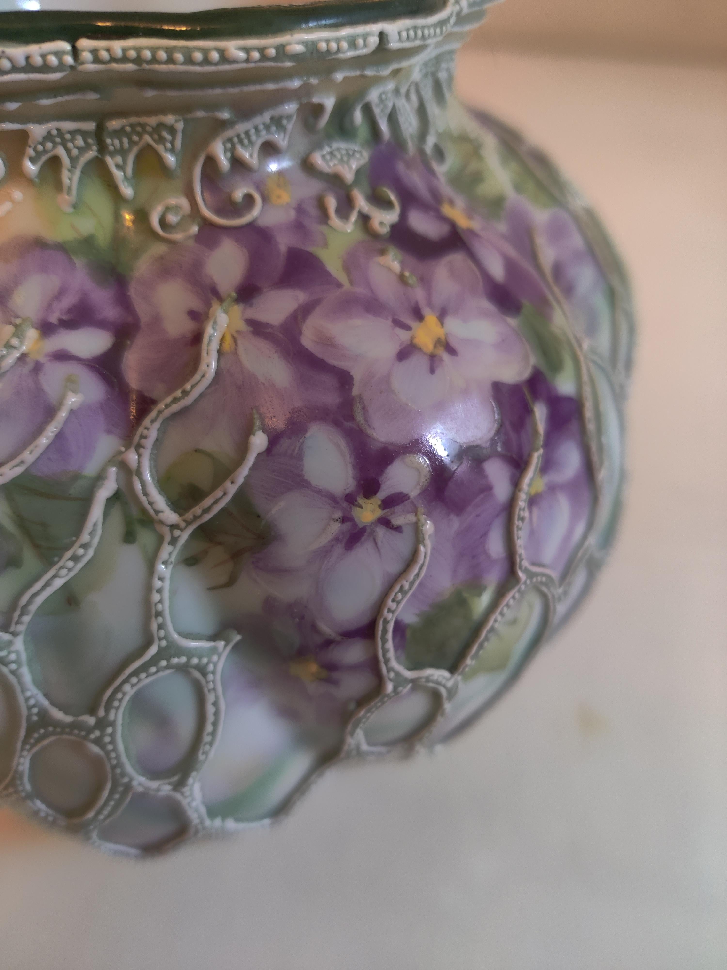 Ciotola / Vaso in porcellana di Nippon Oriental con smalto a rilievo e violette. In condizioni buone in vendita a Cincinnati, OH