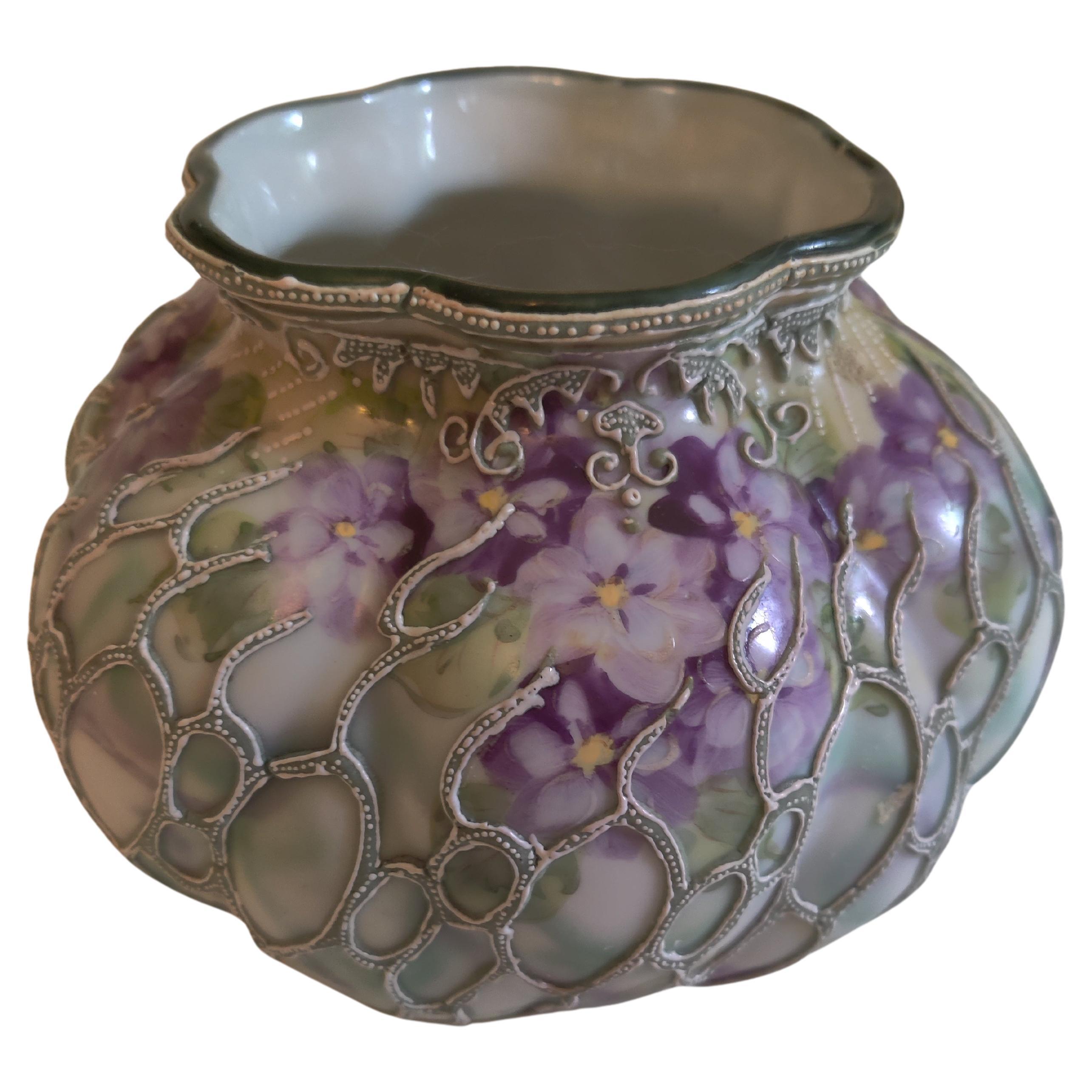 Bol/vase en porcelaine Moriage émaillé en relief de Nippon Oriental avec des violets.