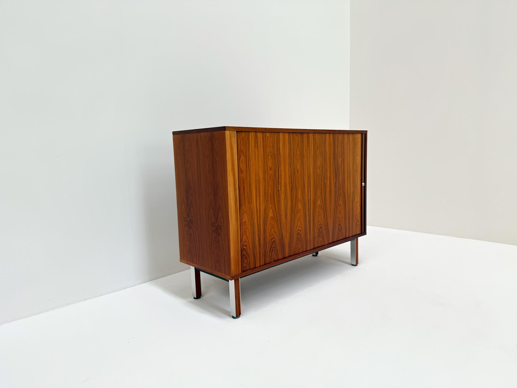 Européen NIPU Armoire danoise en palissandre - Design Modern du milieu du siècle dernier en vente