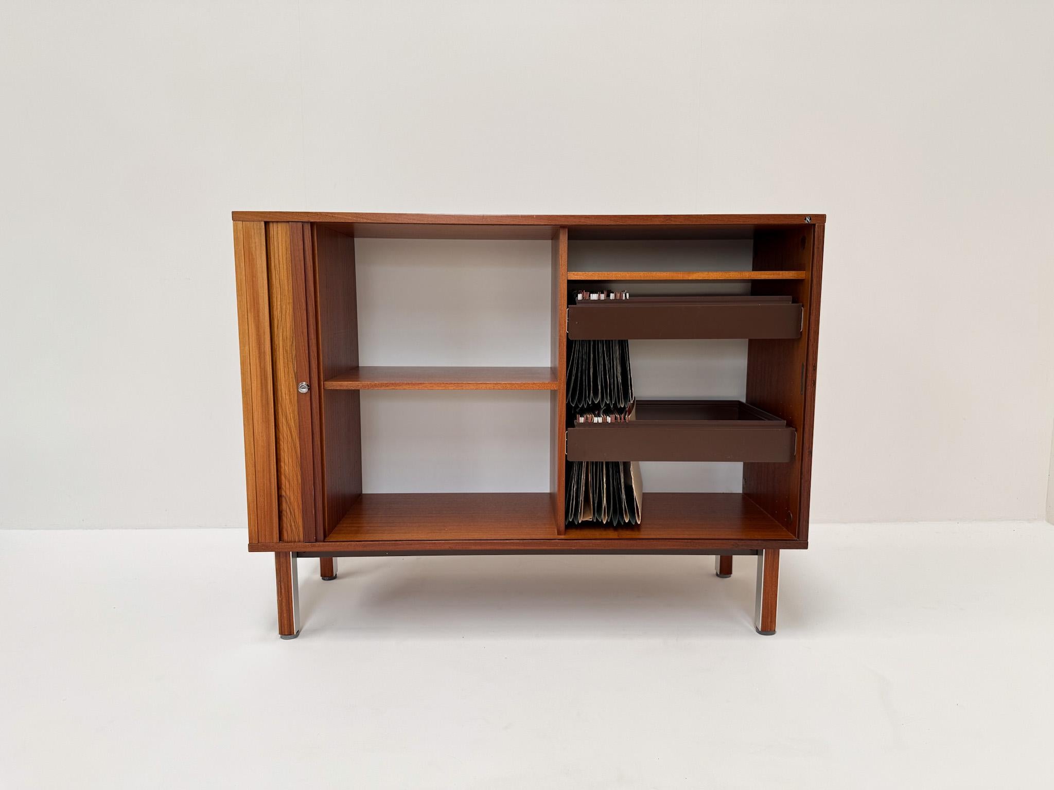 Milieu du XXe siècle NIPU Armoire danoise en palissandre - Design Modern du milieu du siècle dernier en vente