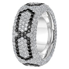 Niquesa 18 Karat White Gold Infinity Band Ring Niquesa 18 Karat White Gold Infinity Band Ring