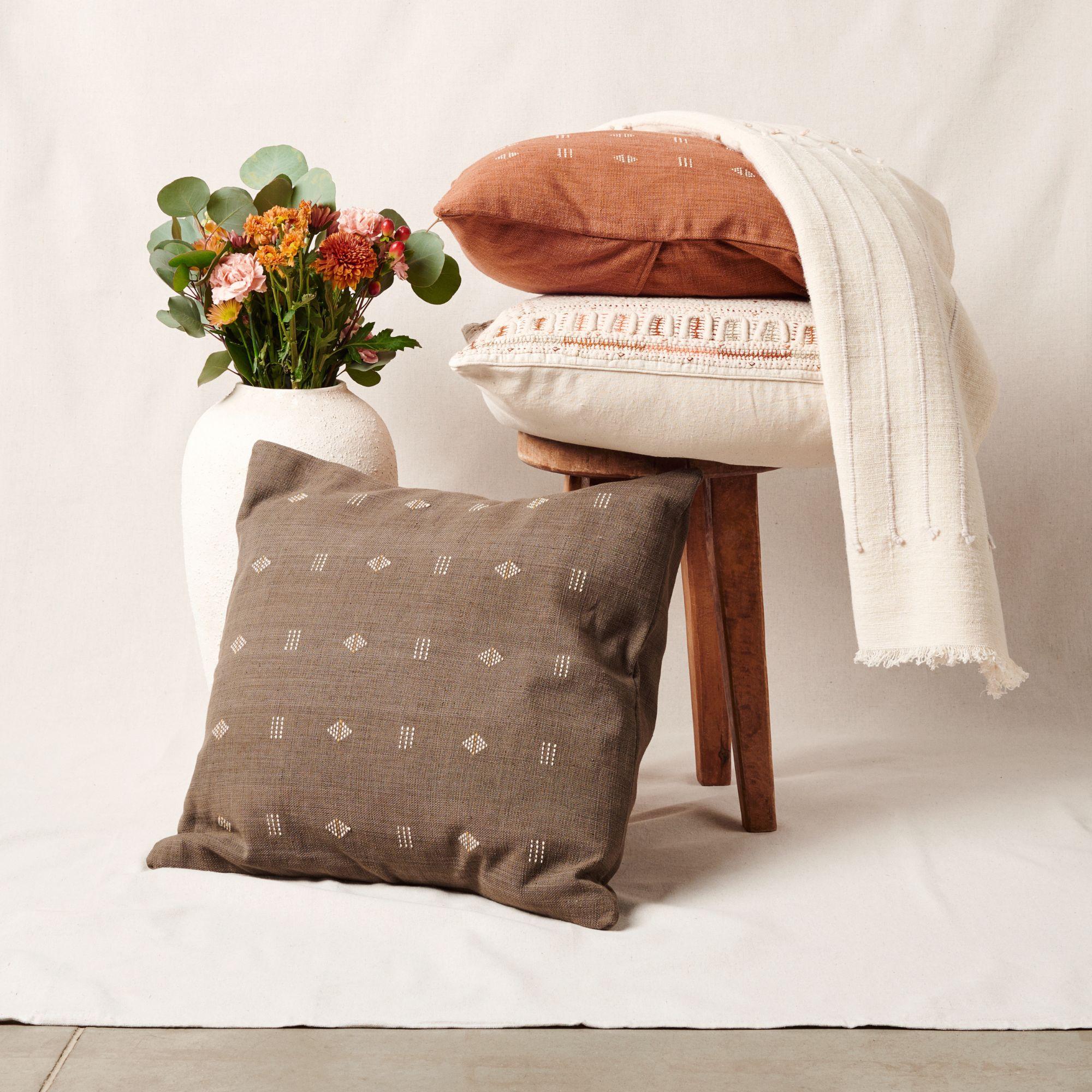 Almohada en telar manual de algodón orgánico marrón Nira con motivos geométricos Siglo XXI y contemporáneo en venta