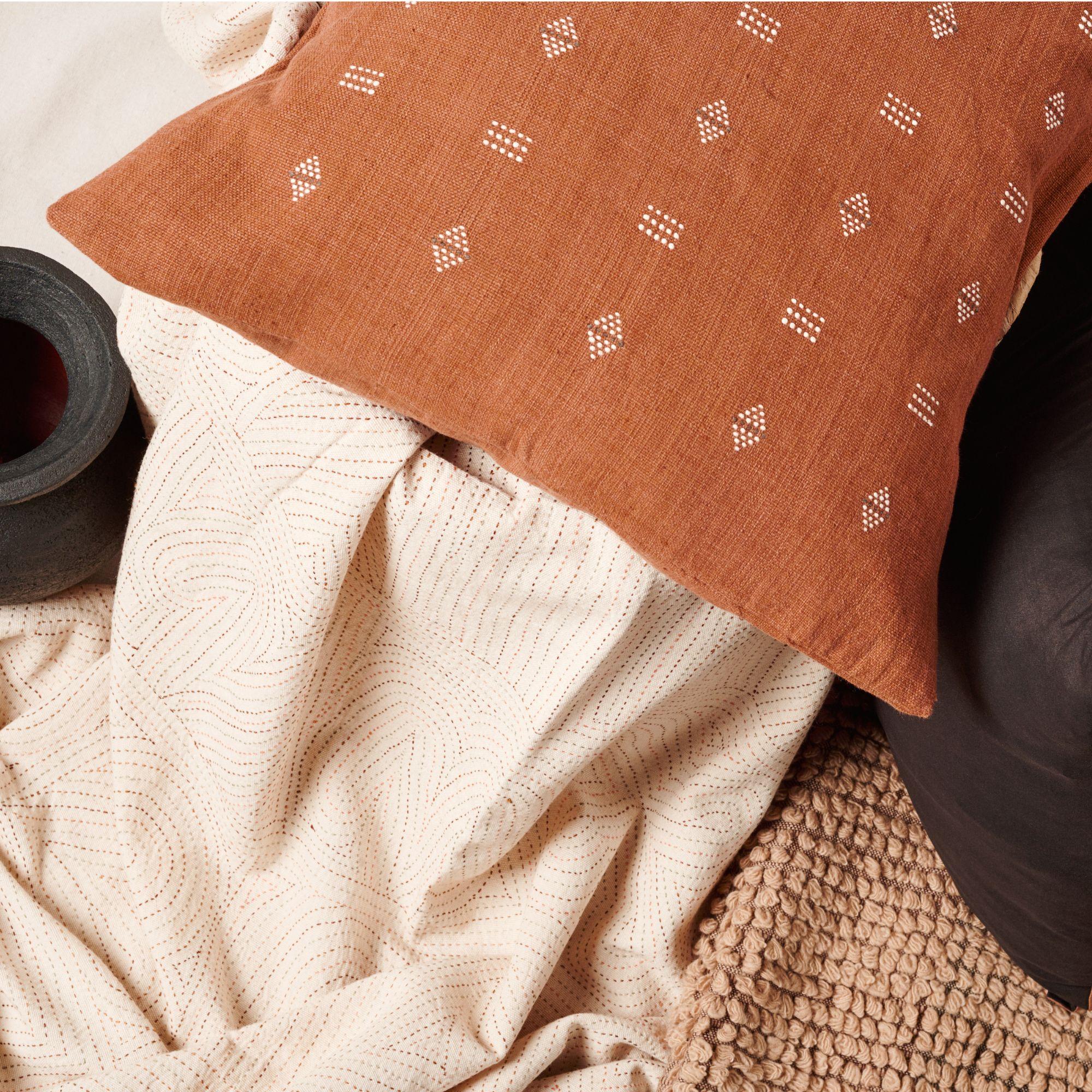 Almohada en telar manual de algodón orgánico marrón Nira con motivos geométricos Algodón en venta