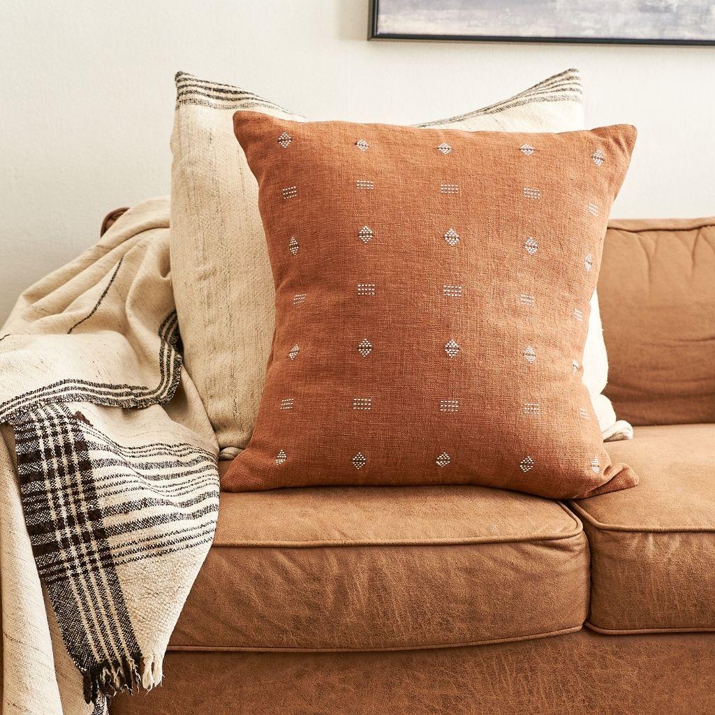 Almohada en telar manual de algodón orgánico marrón Nira con motivos geométricos en venta 1