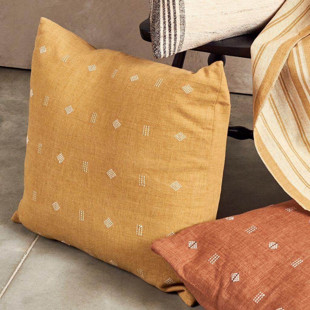 Nira Ochre Handloom-Kissen aus organischer Baumwolle mit minimalistischen geometrischen Mustern im Zustand „Neu“ im Angebot in Bloomfield Hills, MI