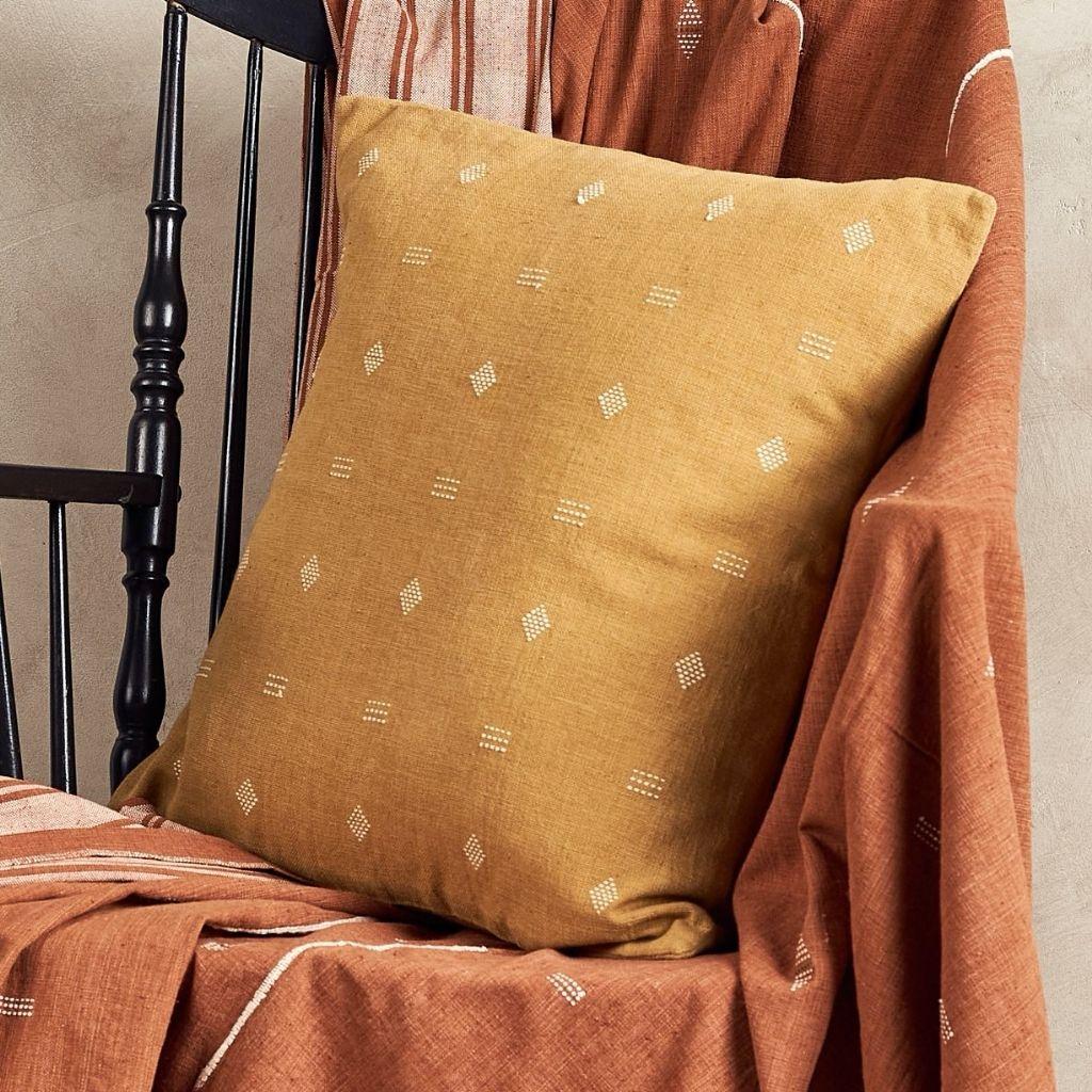 Nira Ochre Handloom-Kissen aus organischer Baumwolle mit minimalistischen geometrischen Mustern (21. Jahrhundert und zeitgenössisch) im Angebot