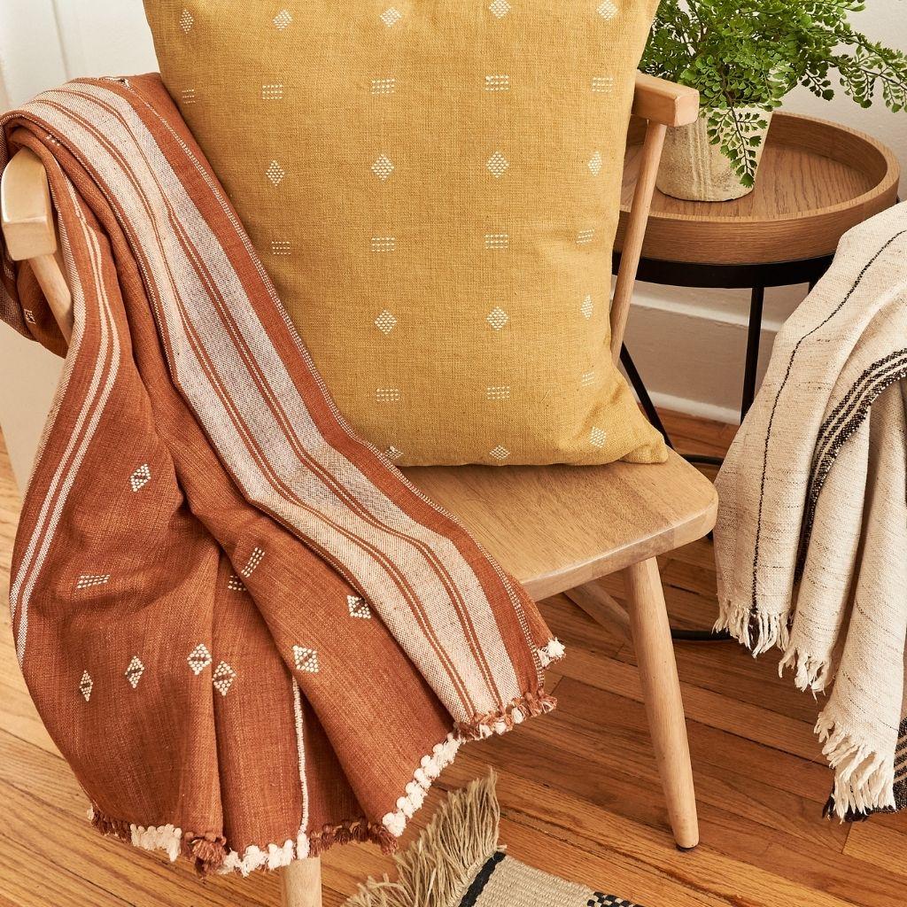 Nira Ochre Handloom-Kissen aus organischer Baumwolle mit minimalistischen geometrischen Mustern im Angebot 2