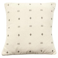 Coussin en coton biologique blanc tissé à la main Nira à motifs géométriques répétés