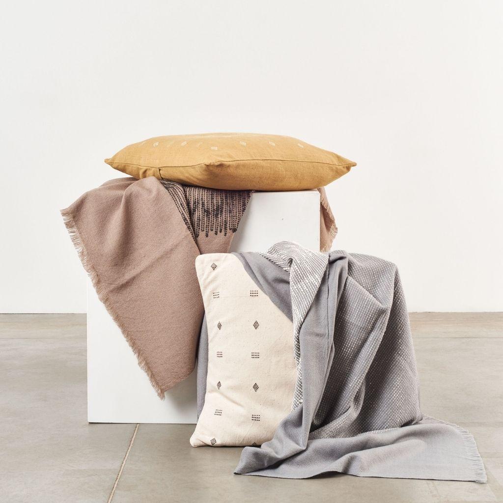 Cuscino Nira in cotone organico bianco lavorato a mano con motivi geometrici minimali in vendita 1