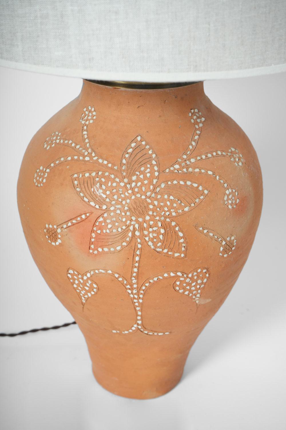 Lampada in terracotta con motivo floreale inserito nella pietra, di Nisa. Portogallo, anni '70. 