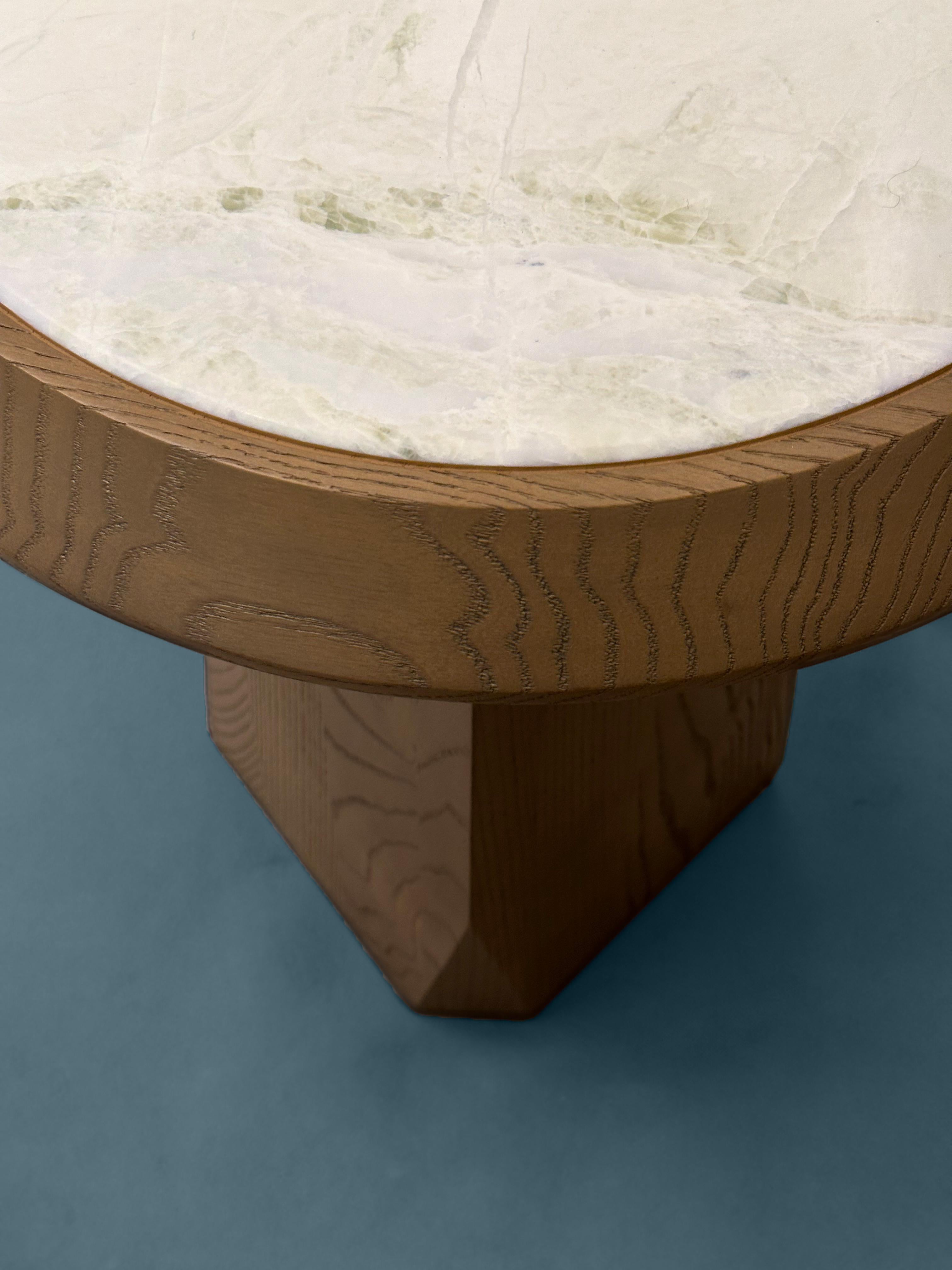 inspiriert von den majestätischen bergen von niseko, fängt der niseko high couchtisch die essenz der natürlichen schönheit ein. mit mehreren abgeschrägten facetten gefertigt, präsentiert dieser exquisite tisch eine kostbare jadegrüne marmorplatte,