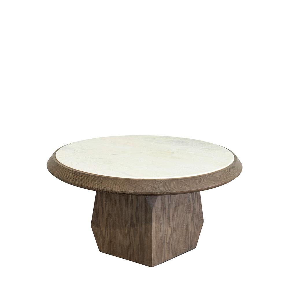 inspirada en las majestuosas montañas de niseko, la mesa alta de centro niseko capta la esencia de la belleza natural. elaborada con múltiples facetas biseladas, esta exquisita mesa presenta un precioso tablero de mármol verde jade elegantemente