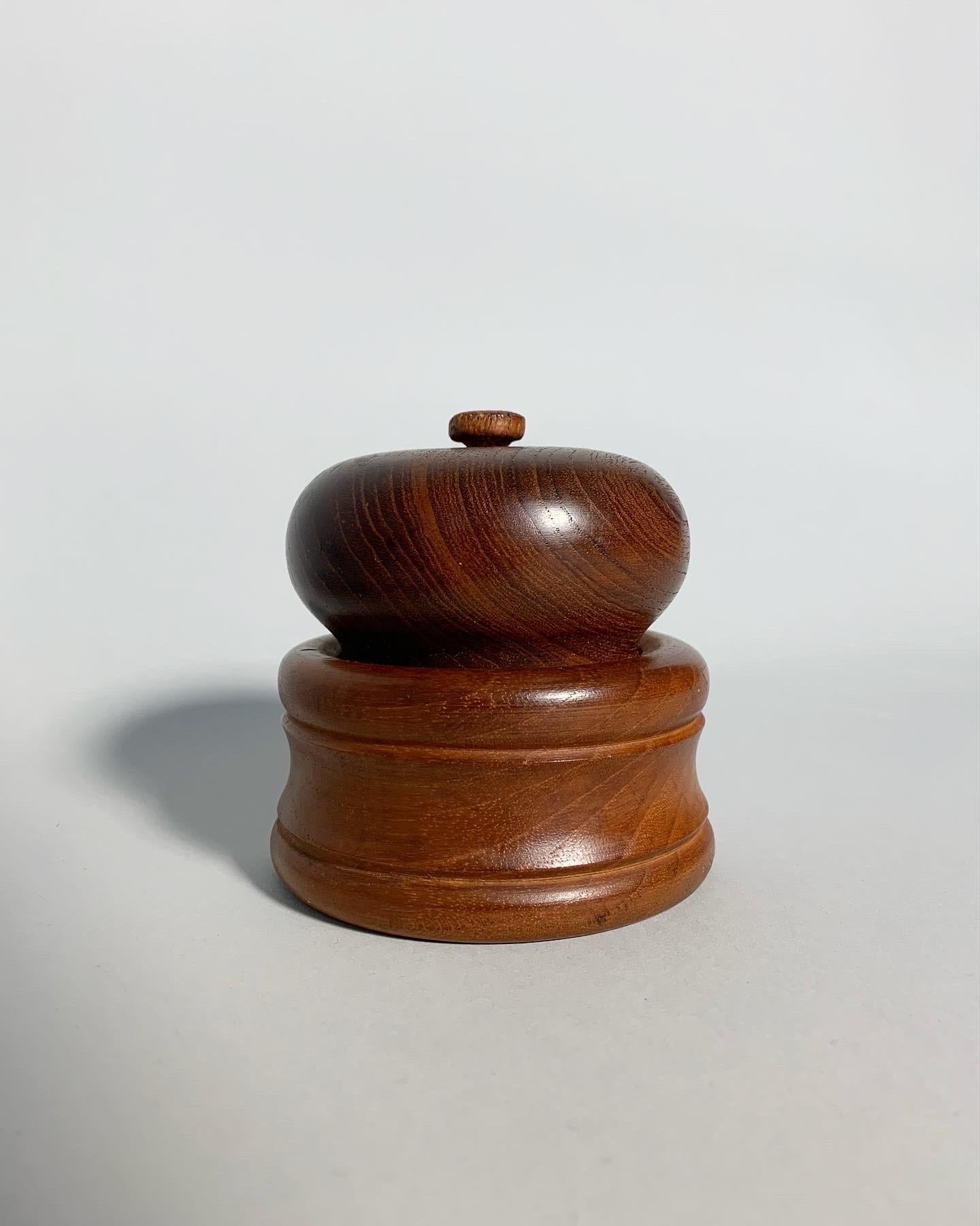 Pepper mill with integrated salt shaker by Nissen, Denmark in the 1960s.
Made of solid teak.

The salt can be filled in on top, the pepper on the bottom.
The stainless steel mill was made by Peugeot for Nissen.

Height: 9.5 cm
Diameter: 9.5