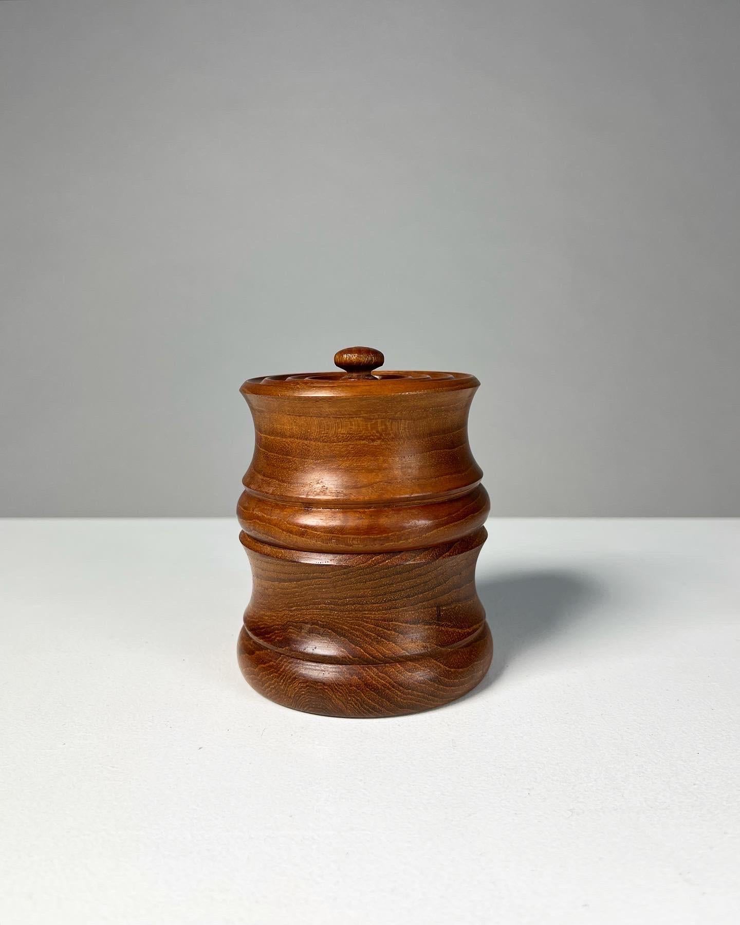 Pepper mill with integrated salt shaker by Nissen, Denmark in the 1960s.
Made of solid teak.

The salt can be filled in on top, the pepper on the bottom.
The stainless steel mill was made by Peugeot for Nissen.

Height: 12 cm
Diameter: 9 cm.
